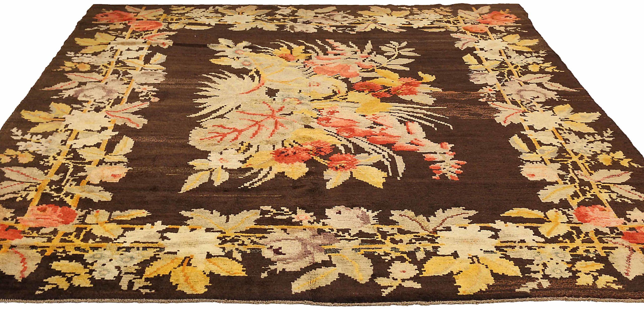 Entdecken Sie die Eleganz von Europe Bessarabian mit Teppichen aus der Zeit um 1910. Dieses exklusive Design aus Wolle und Elfenbeinrot-Gelb ist perfekt, um Ihren Raum zu verschönern.
