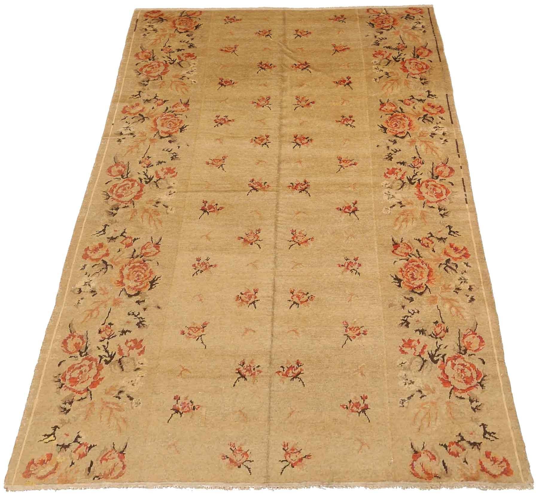 Entdecken Sie die Eleganz von Europe Bessarabian mit dem kleinen Teppich von CIRCA 1880. Dieses exklusive Design aus Wolle und Braun-Elfenbein-Rot ist perfekt, um Ihren Raum zu verschönern.