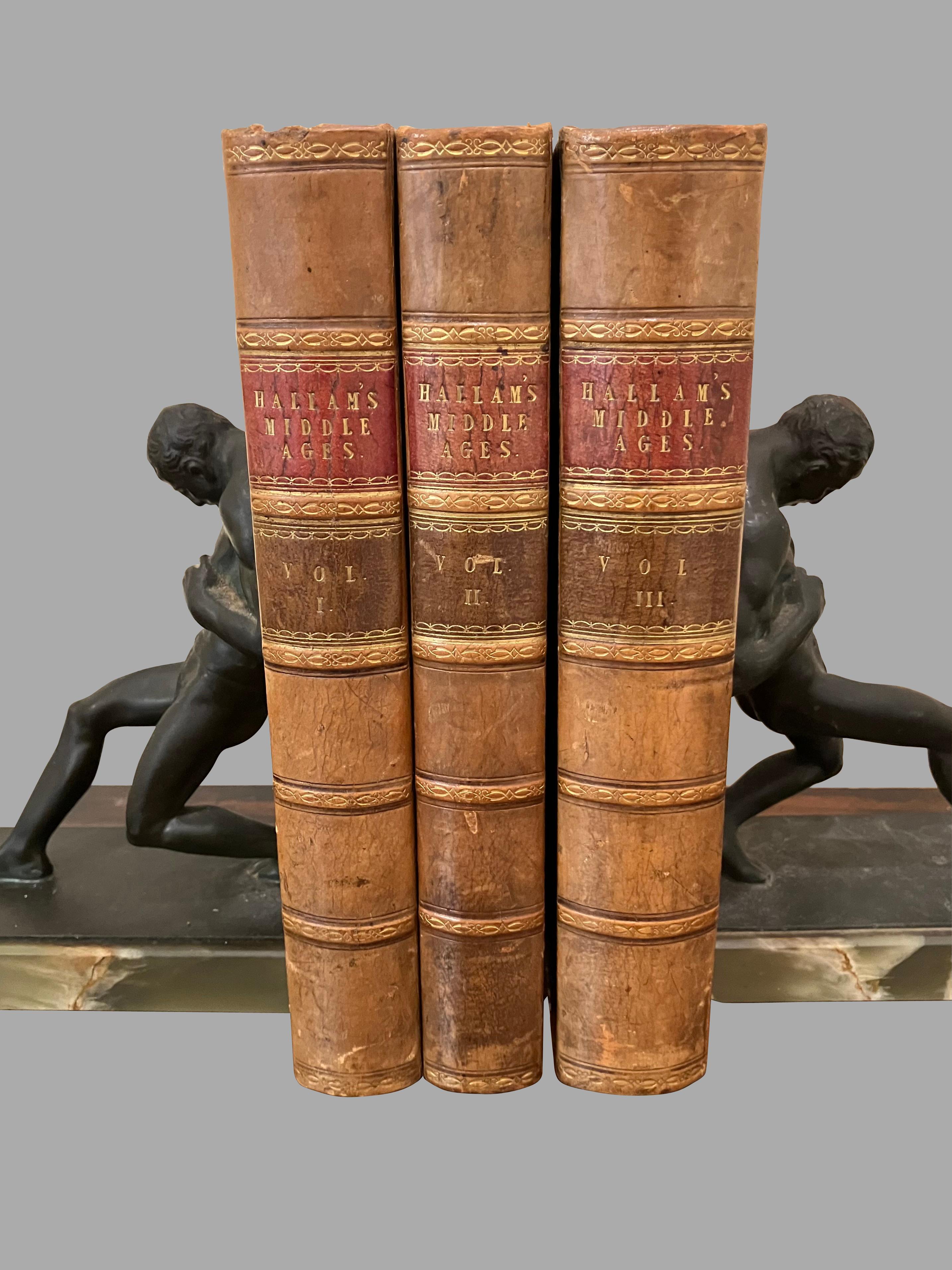 Hallam's View of the State of Europe During the Middle Ages, complet en 3 volumes octavo reliés en cuir avec des planches marbrées. Les volumes portent l'ex-libris de l'ancien propriétaire, Charles Robert Bignold, ainsi que d'autres inscriptions