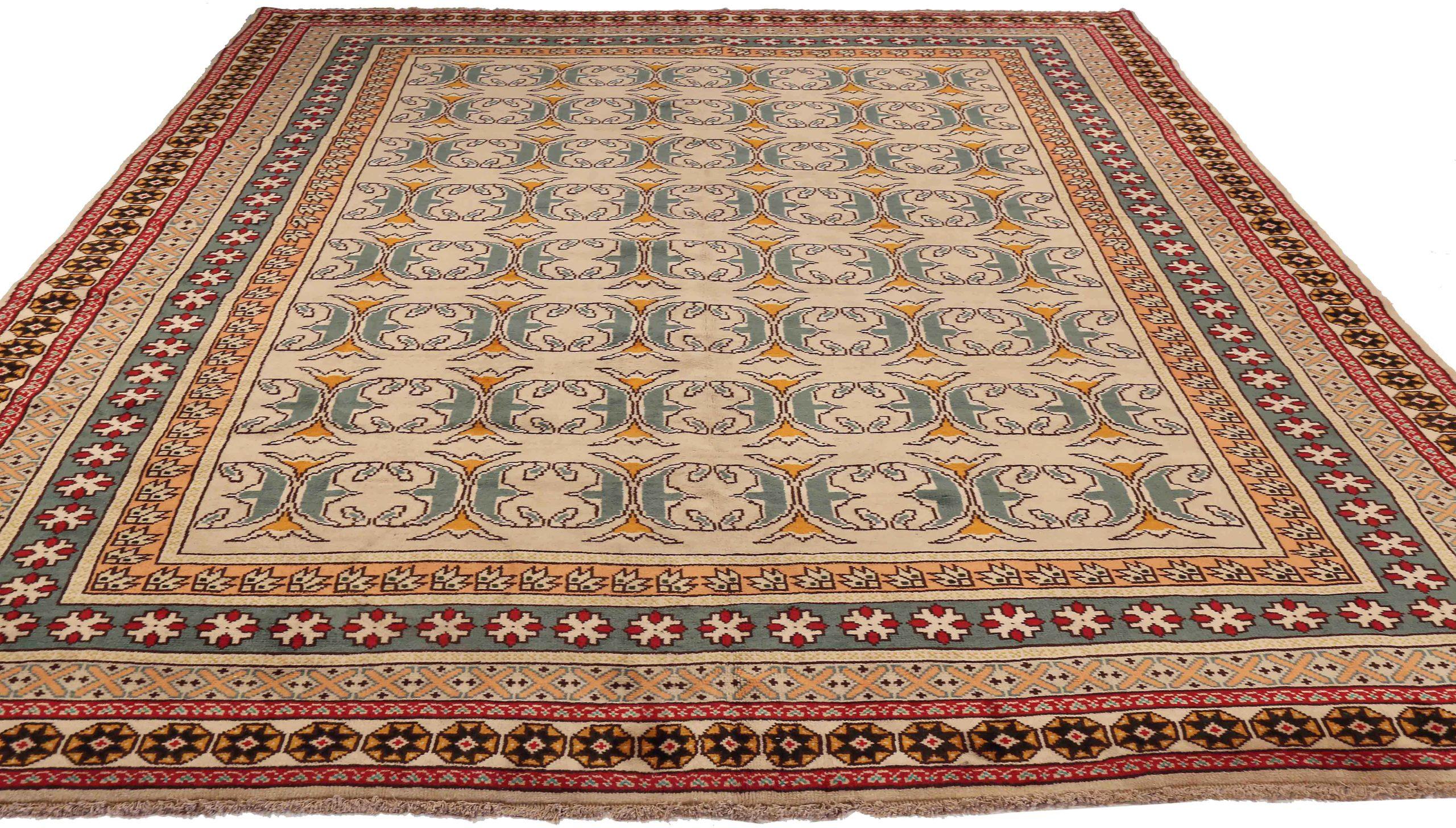 Entdecken Sie die Eleganz von Europe Finland mit Teppichen von CIRCA 1940. Dieses exklusive Design aus Wolle und GreenIvoryRed ist perfekt, um Ihren Raum zu verschönern.