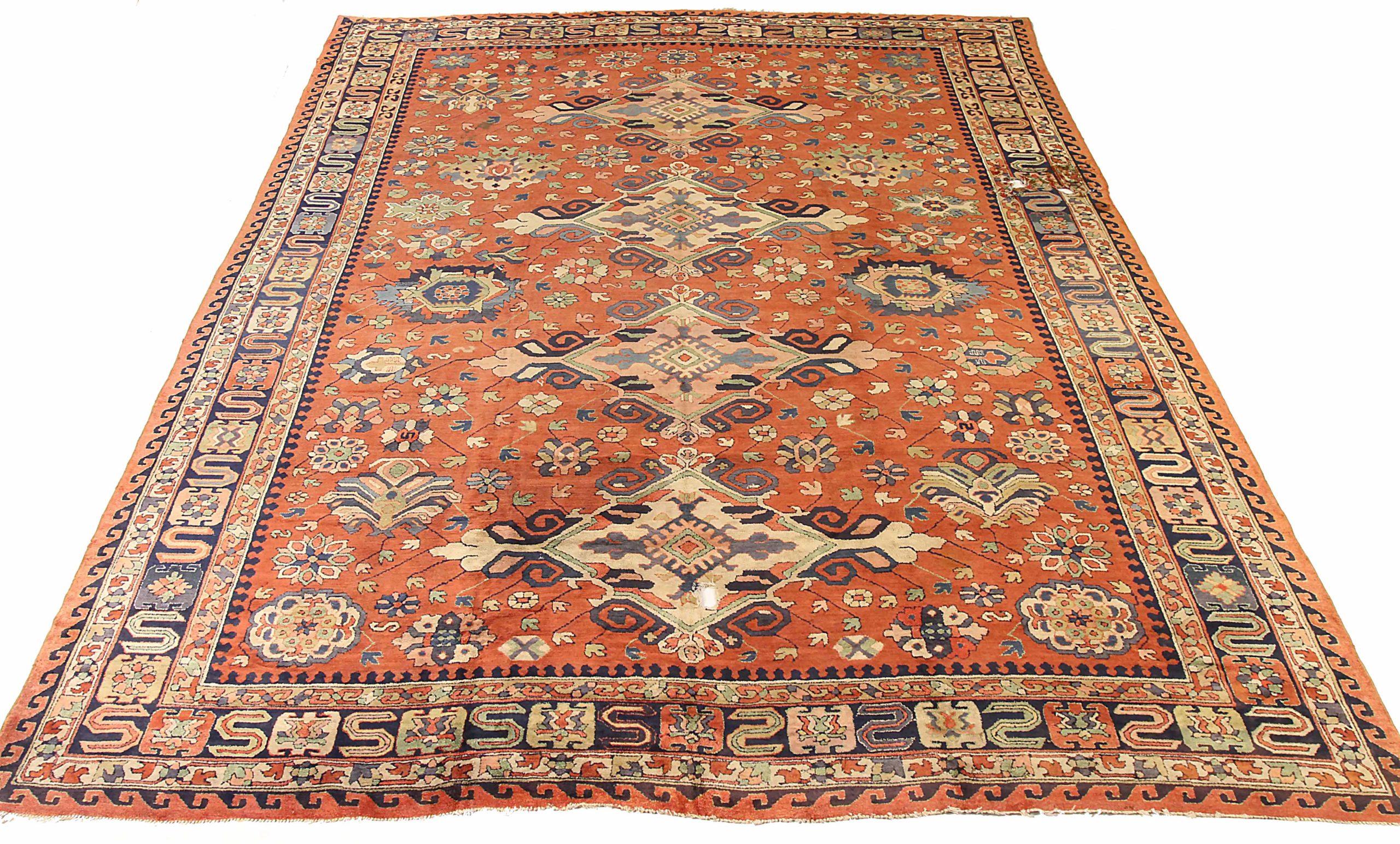 Entdecken Sie die Eleganz von Europe Kazak mit Teppichen aus der Zeit um 1910. Dieses exklusive Design aus Wolle und Blau-Elfenbein-Rot ist perfekt, um Ihren Raum zu verschönern.