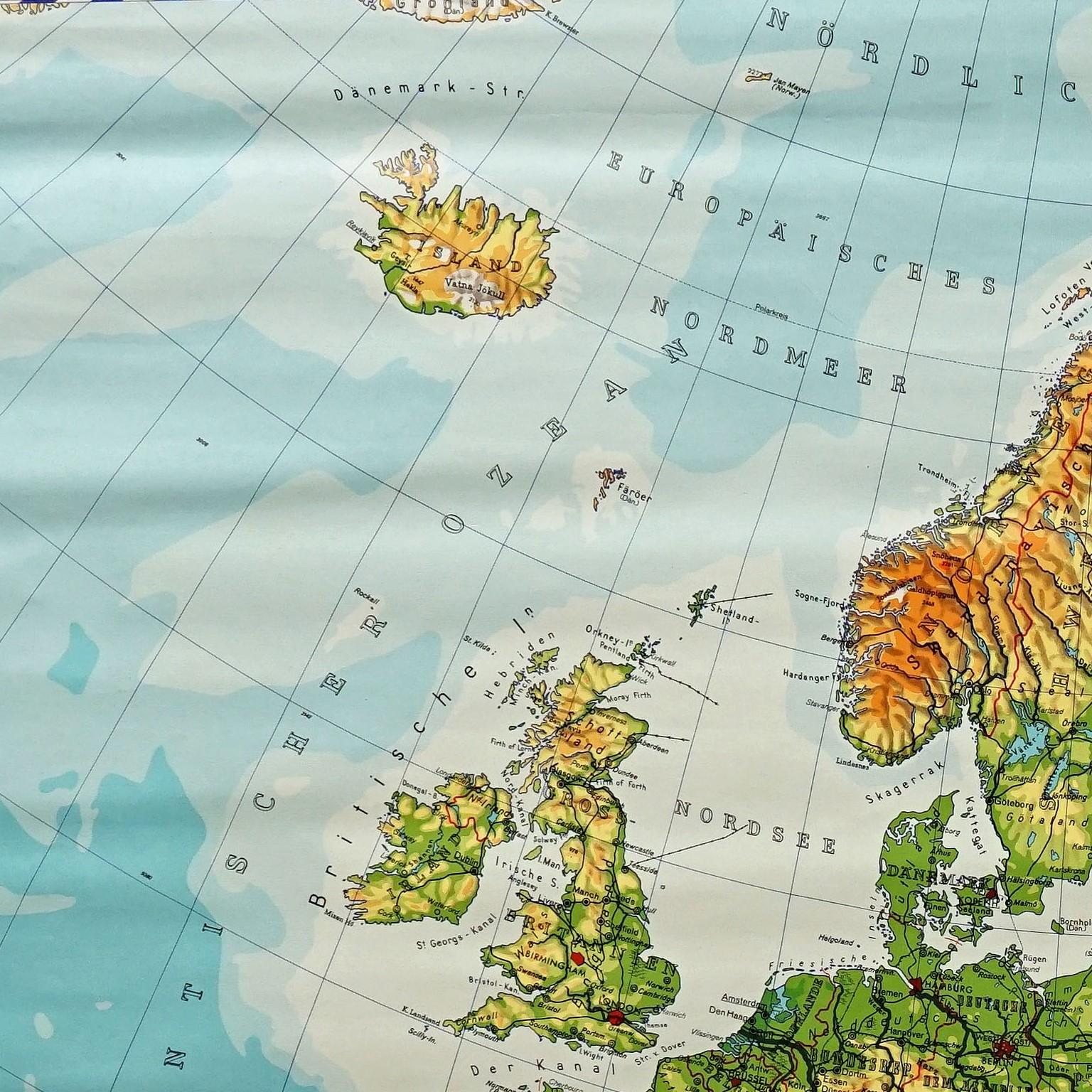 Die Vintage-Pull-Down-Karte zeigt den europäischen Kontinent / Europa. Herausgegeben von Haack-Painke, Justus Perthes Darmstadt. Farbenfroher Druck auf mit Leinwand verstärktem Papier.
Abmessungen:
Breite 104 cm (40,95 Zoll)
Höhe 97 cm (38,19