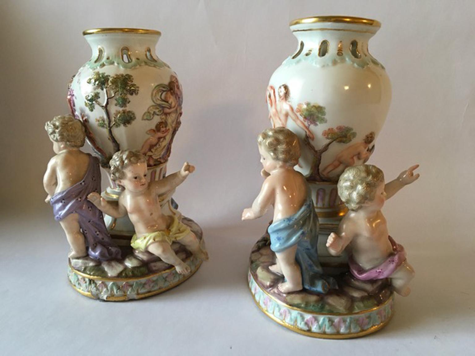 XIXe siècle Europe Mid-19th Century Meissen Porcelain Pair Vases en vente