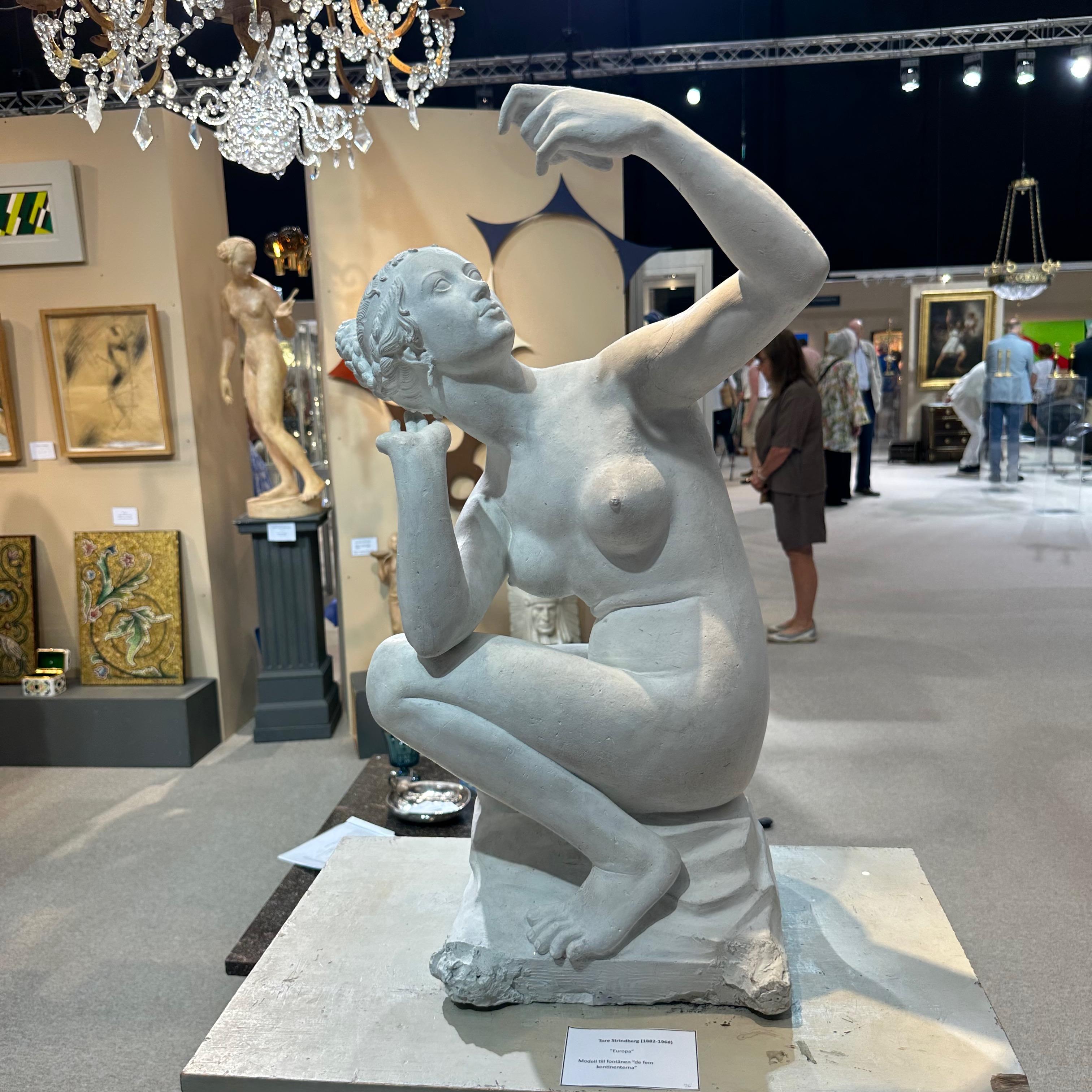 Diese Gipsskulptur von Tore Strindberg ist eine vorbereitende Arbeit für einen Teil des großen Brunnens Die fünf Kontinente in Göteborg, Schweden. Tore Strindberg studierte von 1898 bis 1902 an der Königlichen Münzanstalt bei Adolf Lindberg und von