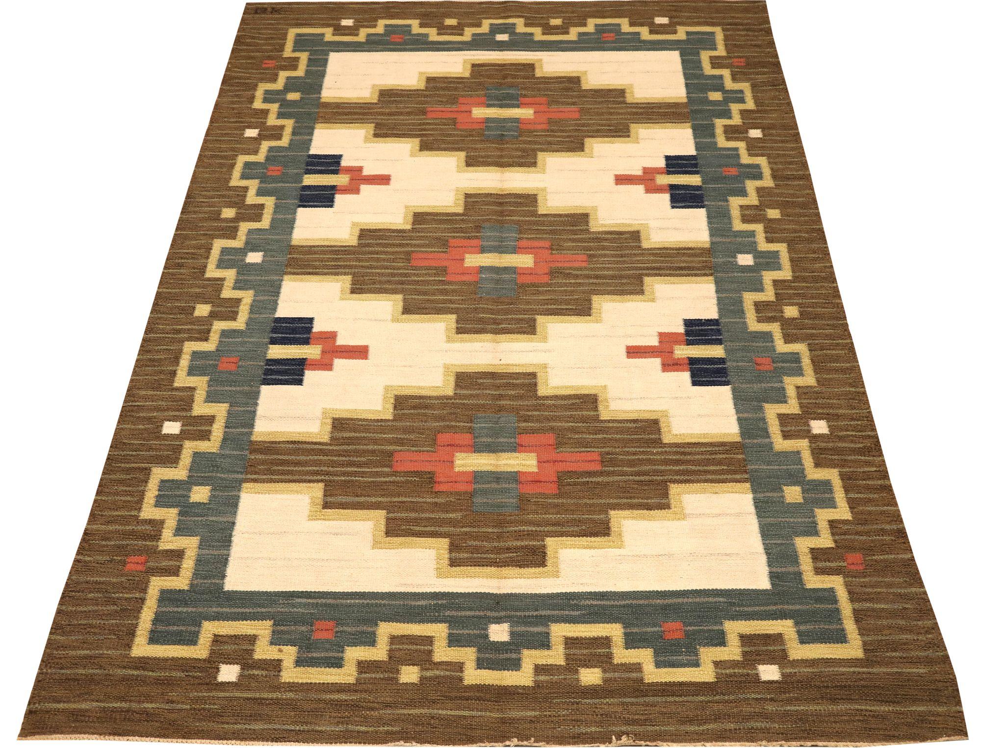 Entdecken Sie die Eleganz der Europe Swedish Collection mit Teppichen aus der Zeit um 1940. Dieses exklusive Design aus Wolle und Braun-Elfenbein ist perfekt, um Ihren Raum zu verschönern.