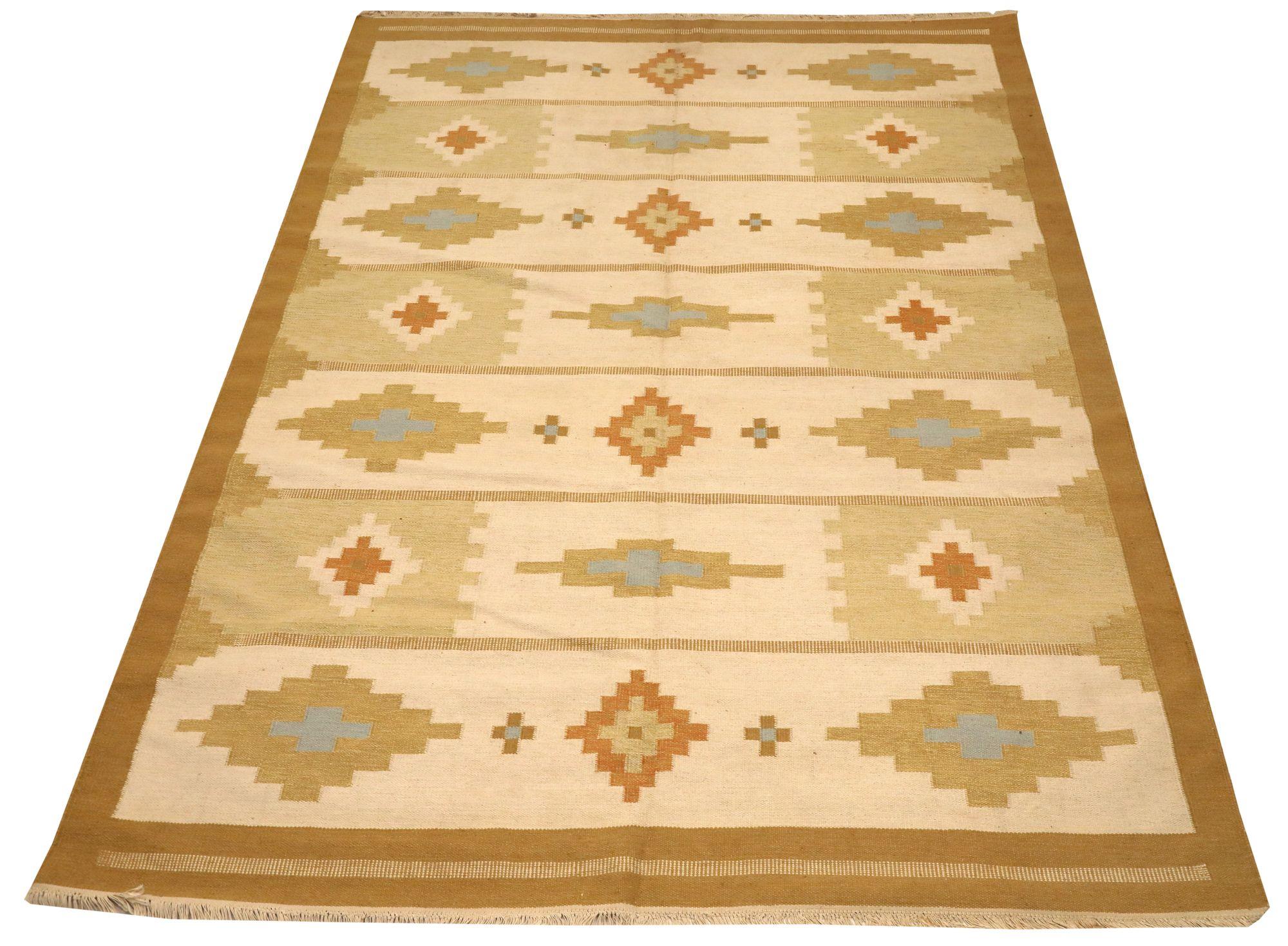 Entdecken Sie die Eleganz der Europe Swedish Collection mit Teppichen aus der Zeit um 1940. Dieses exklusive Design aus Wolle und Elfenbein ist perfekt, um Ihren Raum zu verschönern.