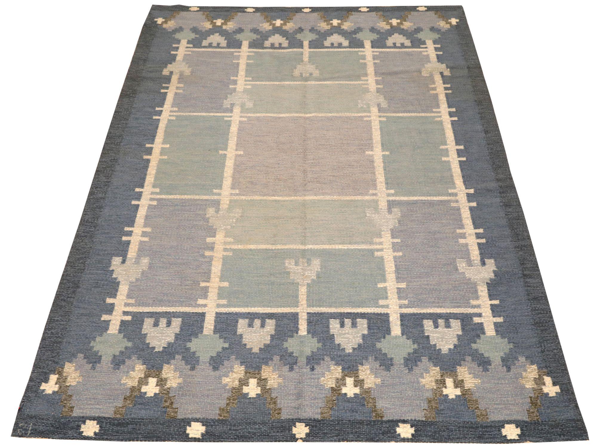 Scopri l'eleganza di Europe Swedish Collection con il Tappeto Piccolo di CIRCA 1940. Progettato con lana e BluePurpel, questo design esclusivo è perfetto per valorizzare il tuo spazio.
