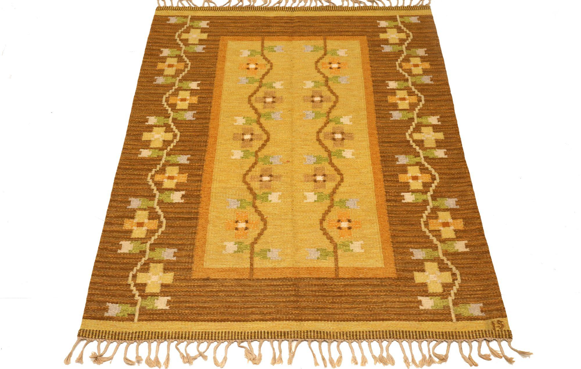 Entdecken Sie die Eleganz der Europe Swedish Collection mit dem Small Rug von CIRCA 1940. Dieses exklusive Design mit Wolle und BrownYellow ist perfekt, um Ihren Raum zu verschönern.