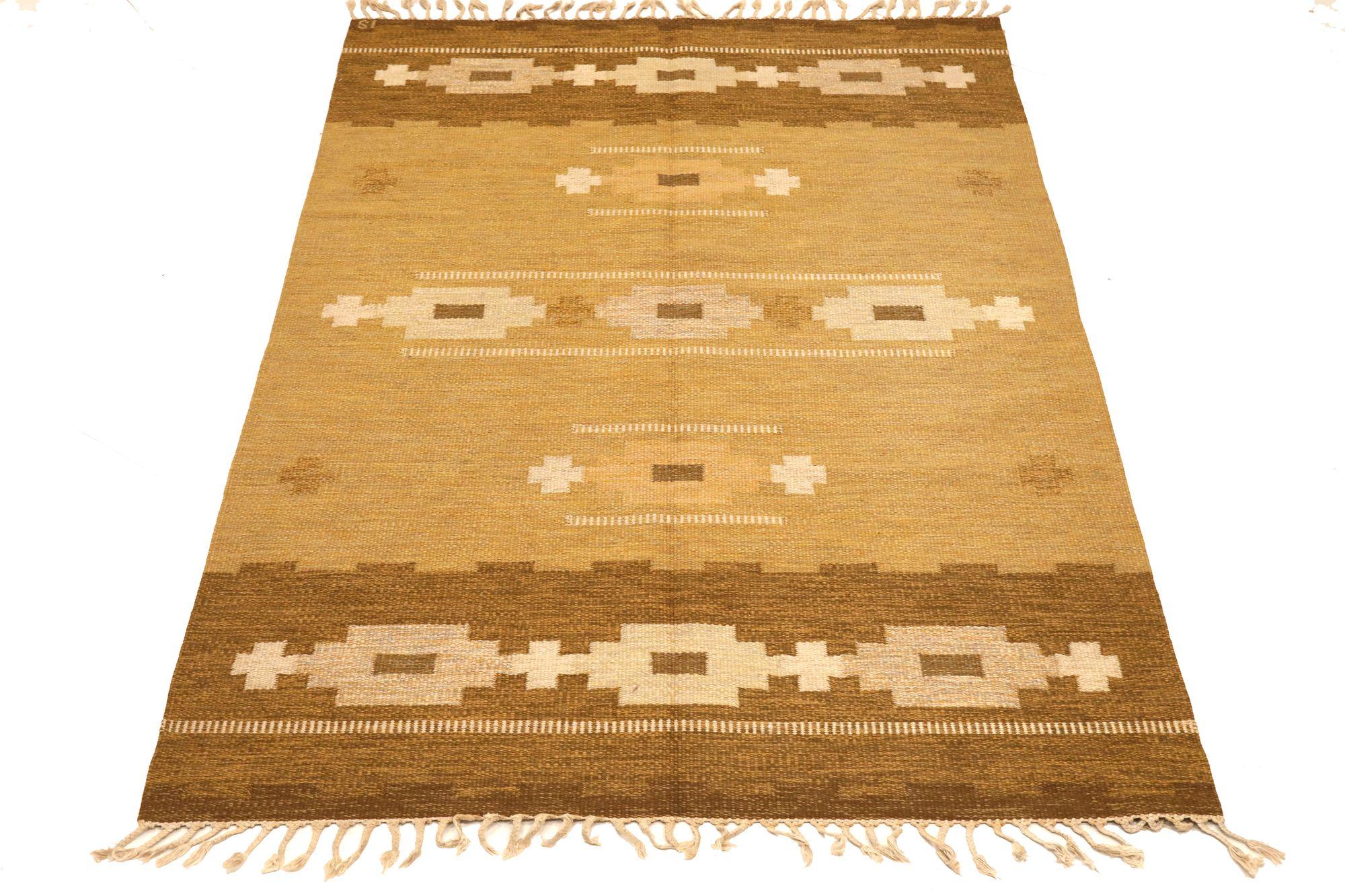 Entdecken Sie die Eleganz der Europe Swedish Collection mit dem Small Rug von CIRCA 1940. Dieses exklusive Design mit Wolle und BrownYellow ist perfekt, um Ihren Raum zu verschönern.