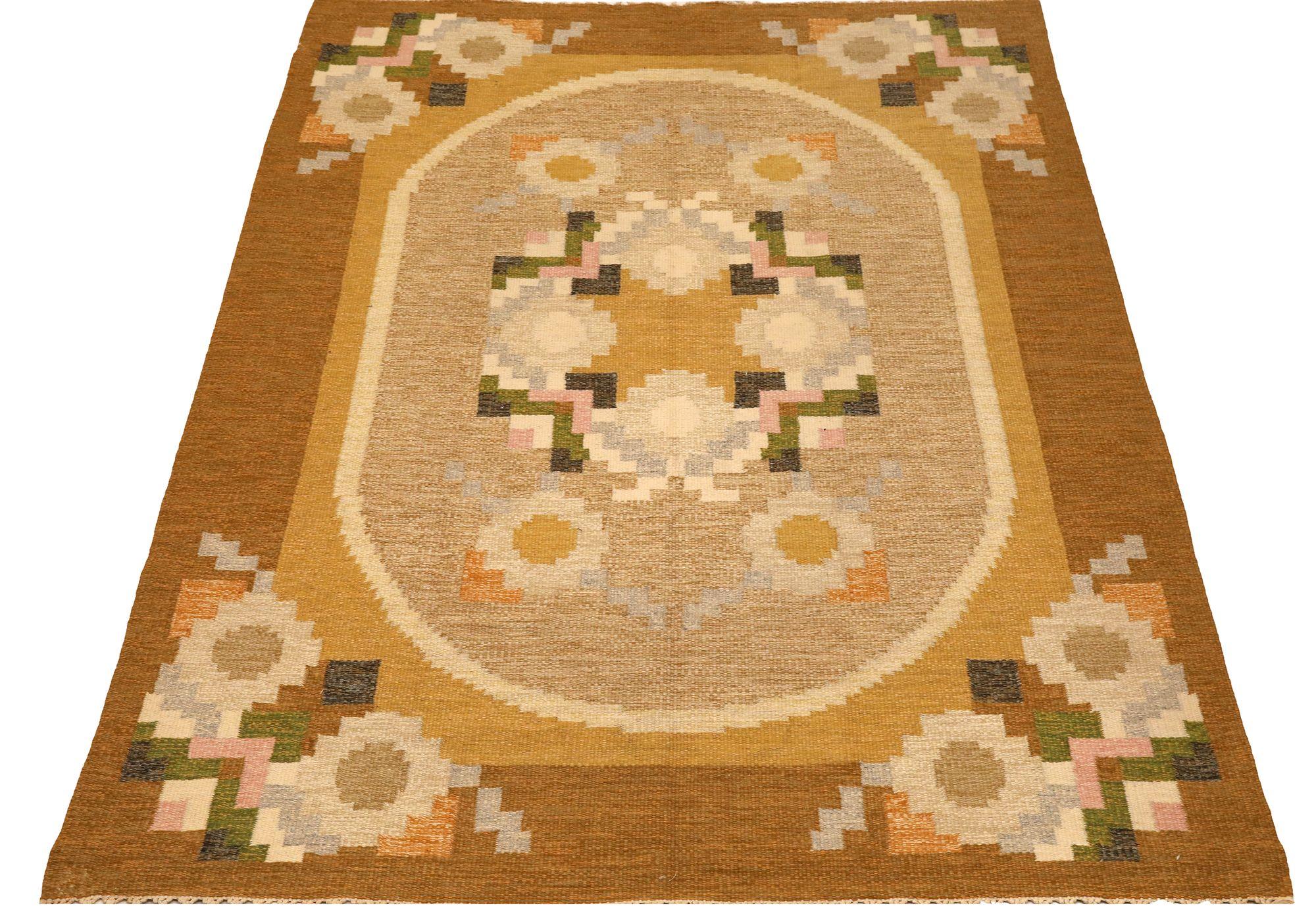 Entdecken Sie die Eleganz der Europe Swedish Collection mit dem Small Rug von CIRCA 1940. Dieses exklusive Design aus Wolle und Elfenbein ist perfekt, um Ihren Raum zu verschönern.