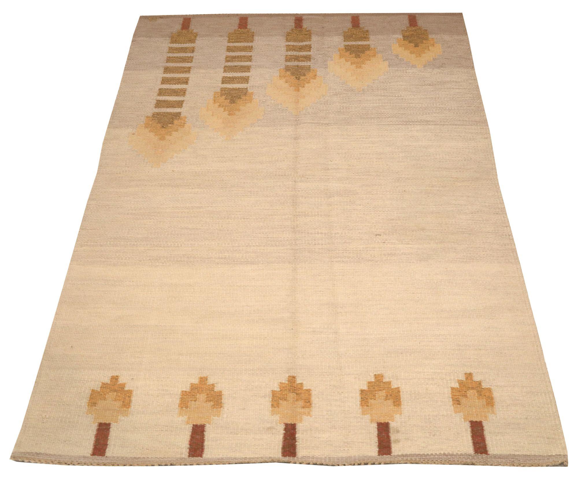 Entdecken Sie die Eleganz der Europe Swedish Collection mit dem Small Rug von CIRCA 1940. Dieses exklusive Design aus Wolle und Elfenbein ist perfekt, um Ihren Raum zu verschönern.