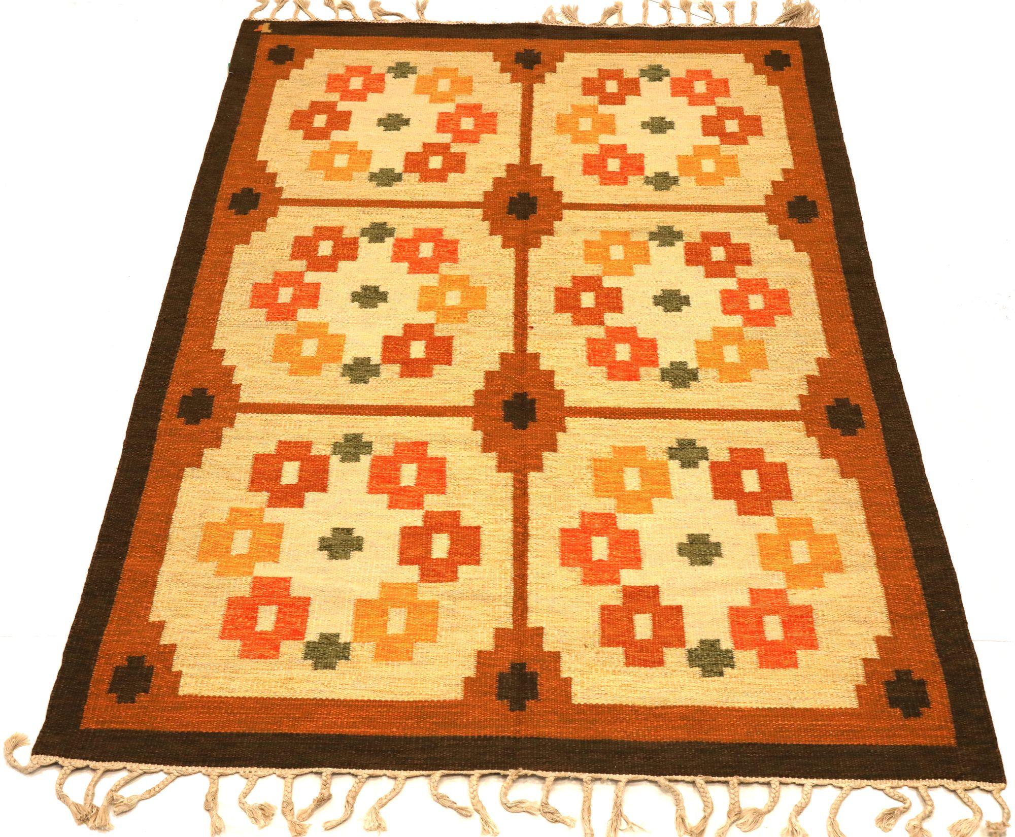 Scopri l'eleganza di Europe Swedish Collection con il Tappeto Piccolo di CIRCA 1940. Progettato con lana e giallo avorio, questo design esclusivo è perfetto per valorizzare il tuo spazio.