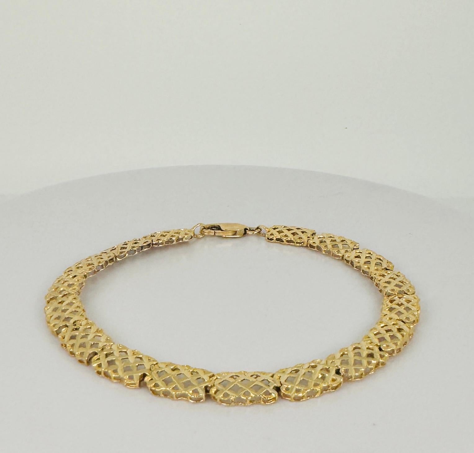 14k Yellow Gold Link Bracelet – refined pattern 7.5 grams. Indulge in the timeless sophistication of this vintage 14k yellow gold link bracelet, expertly crafted with a unique design that radiates elegance. This exquisite bracelet is lightweight yet