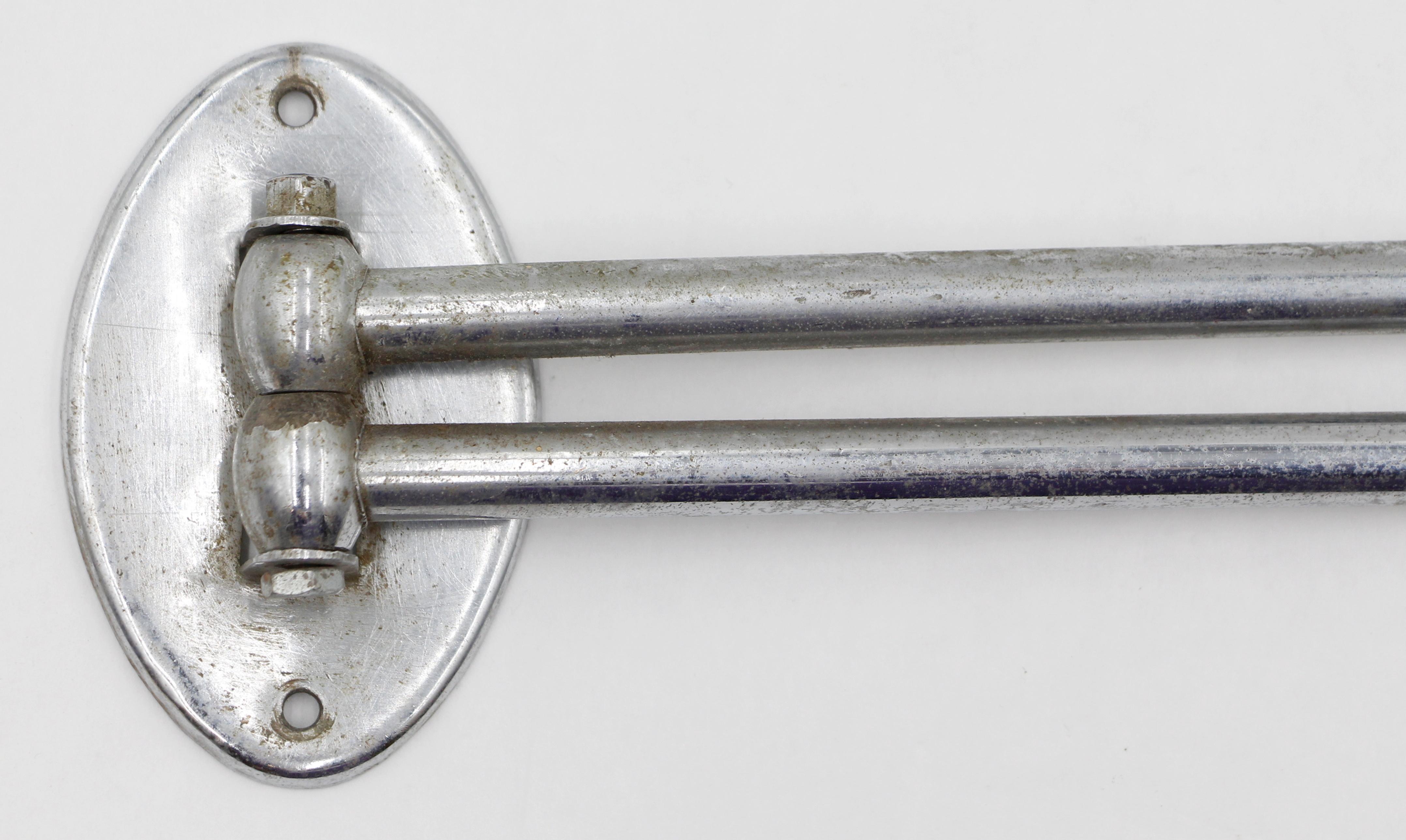 Porte-serviettes mural pivotant à double bras, finition nickel. Le support est en laiton et les tiges arrondies sont en acier. Les vis de montage d'origine ne sont pas disponibles. Bon état avec une usure mineure. Petite quantité disponible au