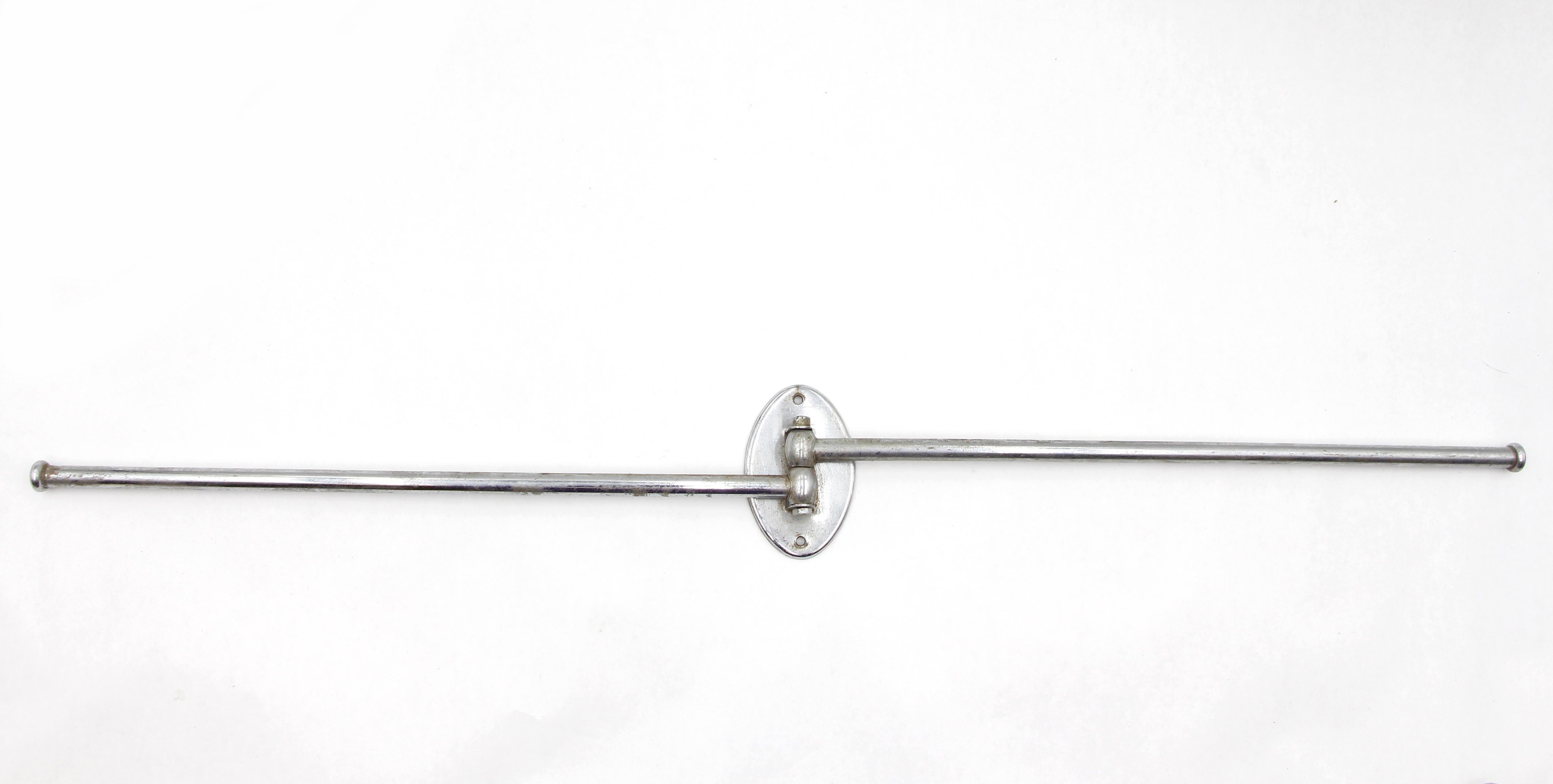 Européen 16.25 in. Porte-serviettes à double bras pivotant en nickel Bon état - En vente à New York, NY