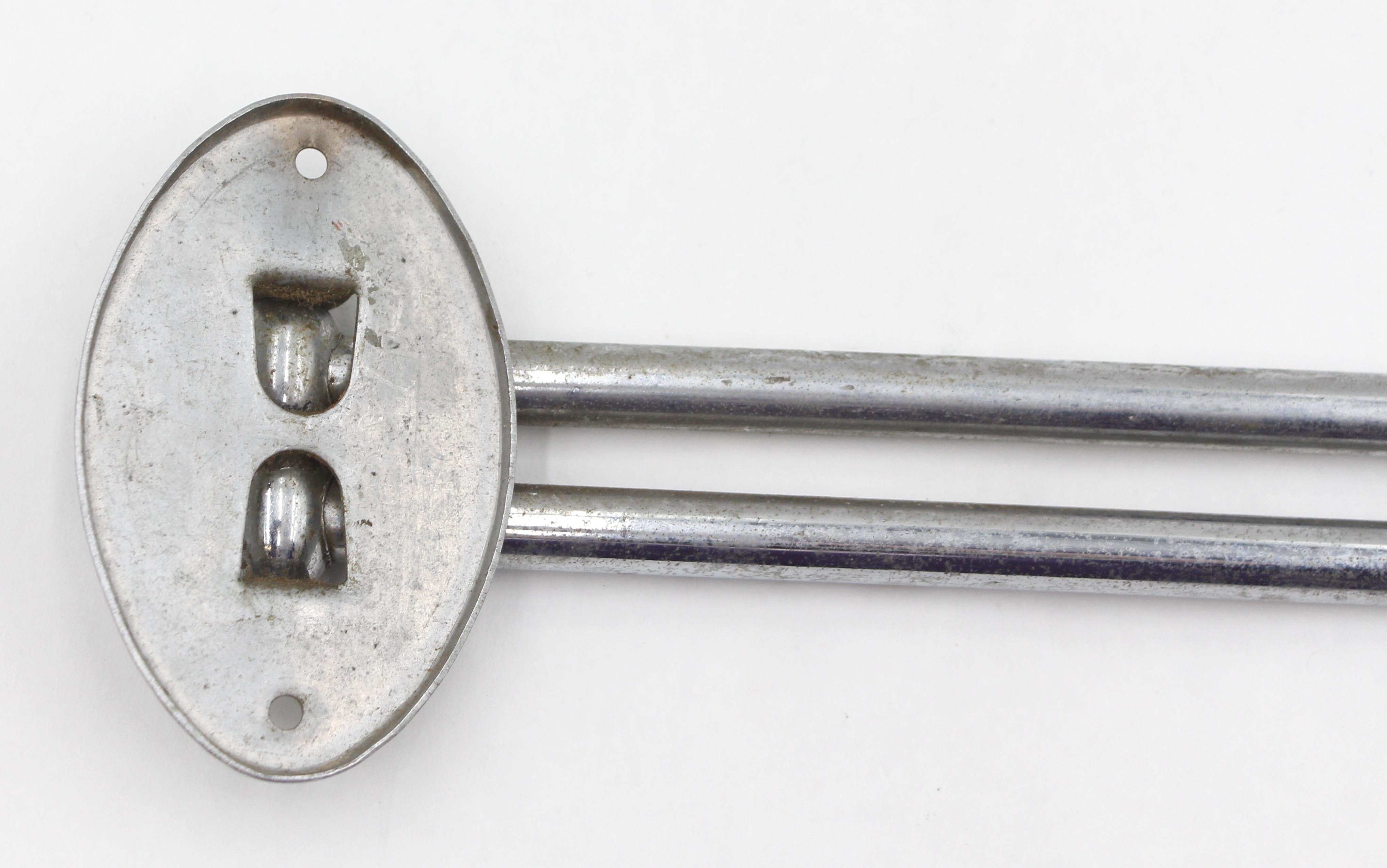 Européen 16.25 in. Porte-serviettes à double bras pivotant en nickel en vente 2