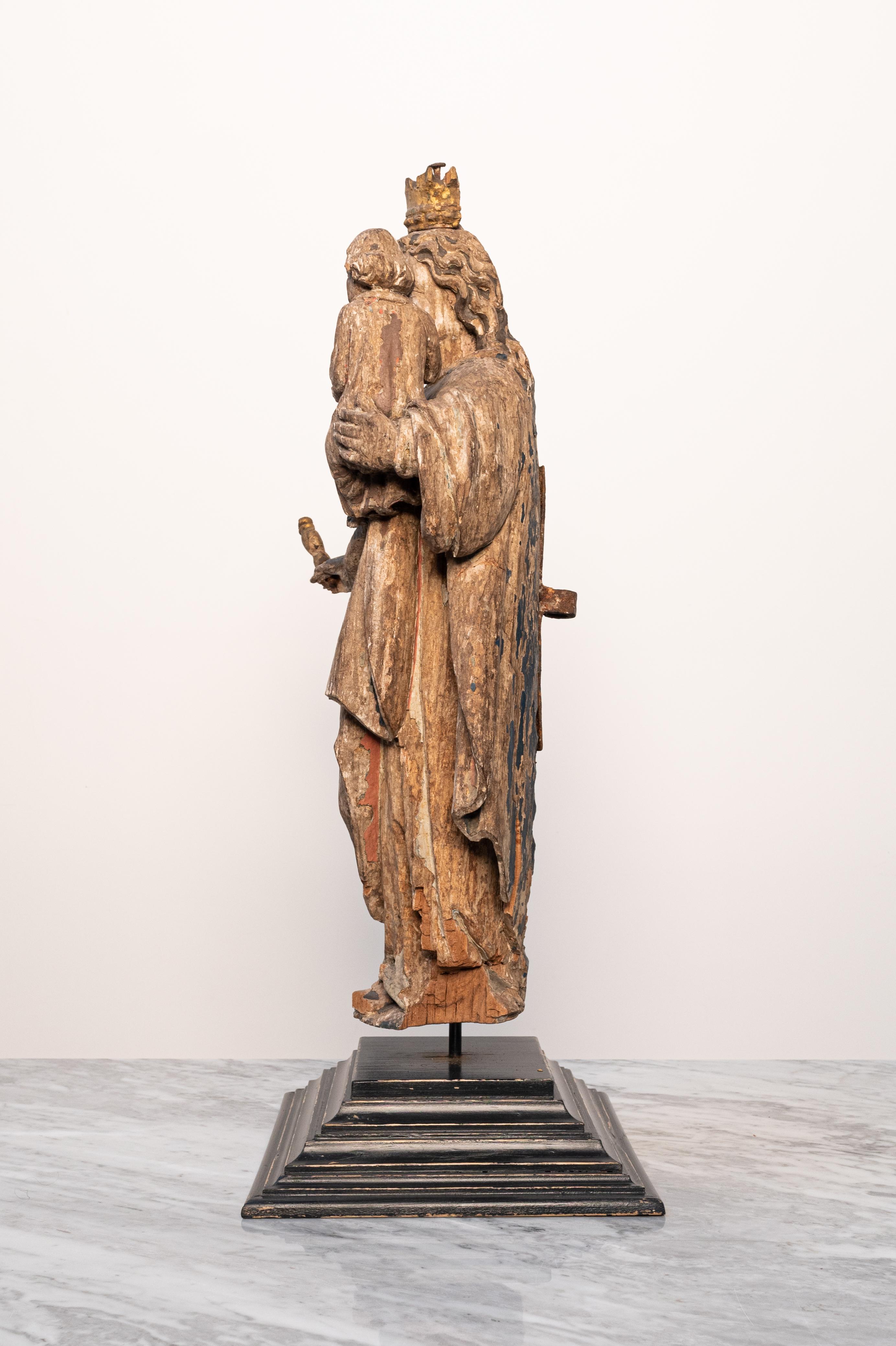 Diese handgeschnitzte mehrfarbige Holzstatue der Jungfrau Maria aus dem 16. Jahrhundert stammt aus einer Kirche in Sint-Niklaas, Belgien (Europa), und wurde direkt vom Sakristan der Kirche gekauft. 

Sie ist aus Nussbaumholz gefertigt und ihr Mantel