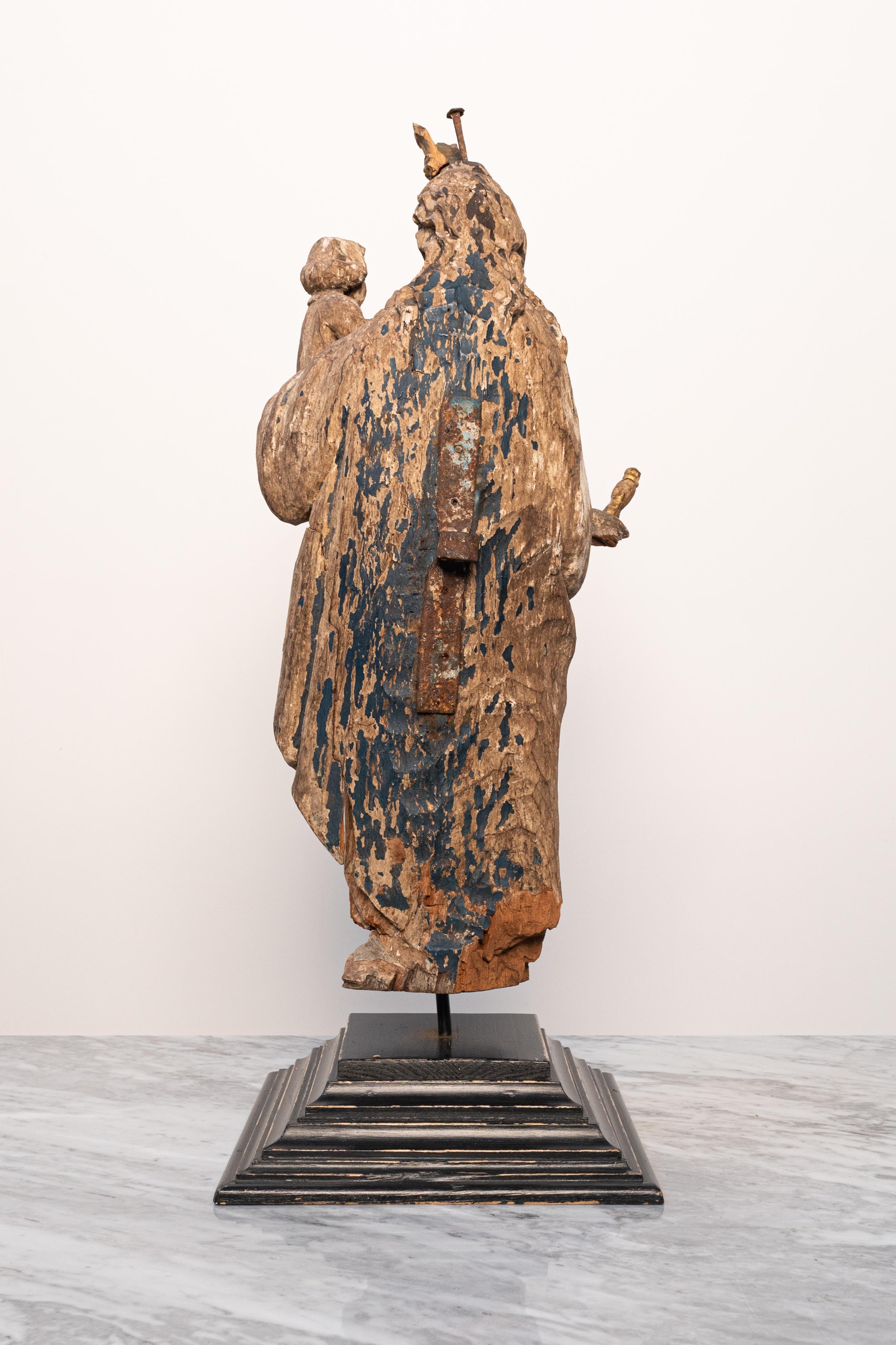 Polychrome, handgeschnitzte Holzstatue der Jungfrau Maria aus dem europäischen 16. Jahrhundert (Gotisch) im Angebot