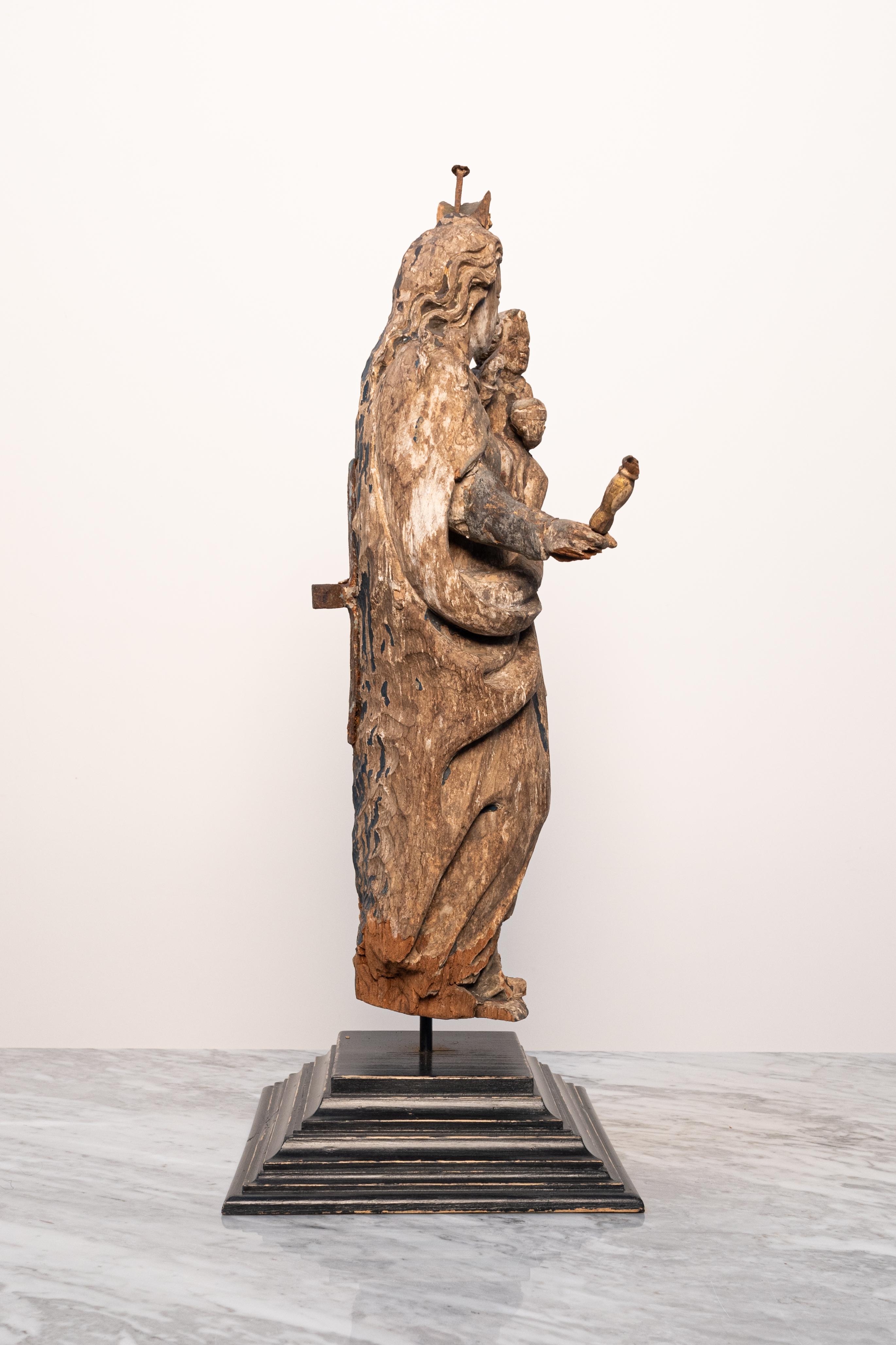 Polychrome, handgeschnitzte Holzstatue der Jungfrau Maria aus dem europäischen 16. Jahrhundert (Belgisch) im Angebot