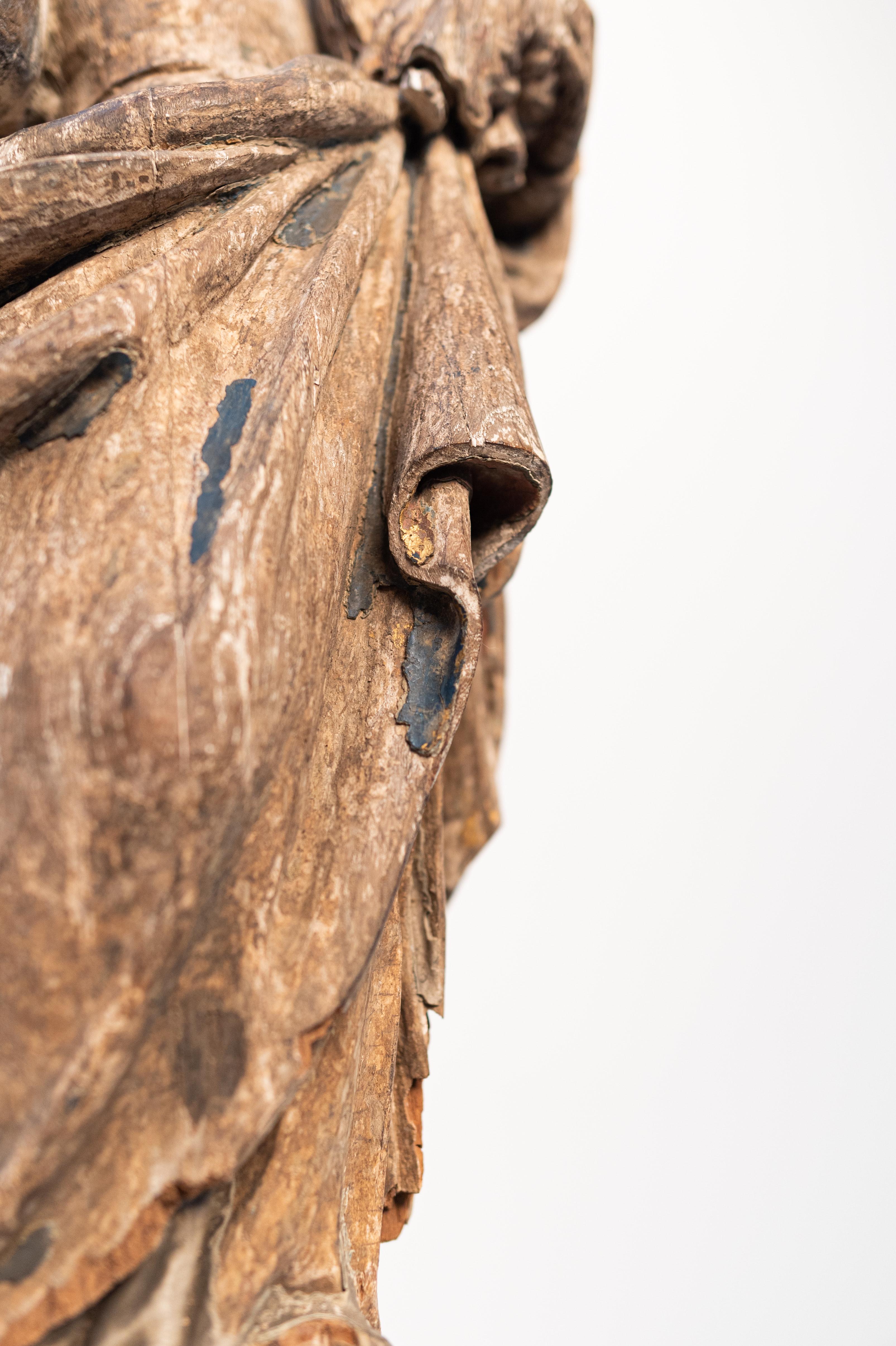 Gothique Statue européenne de la Vierge Marie en bois polychrome sculptée à la main au XVIe siècle en vente