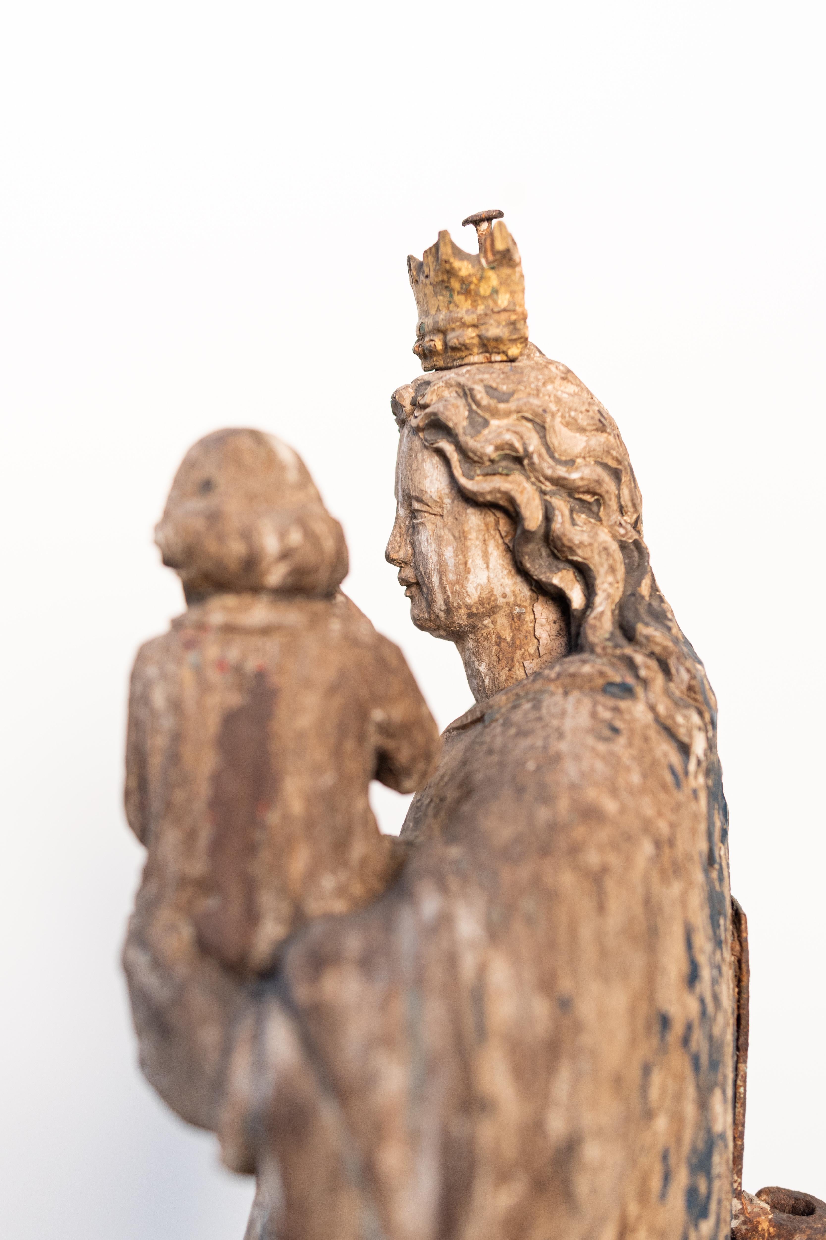 Polychrome, handgeschnitzte Holzstatue der Jungfrau Maria aus dem europäischen 16. Jahrhundert im Zustand „Starke Gebrauchsspuren“ im Angebot in Oostende, BE