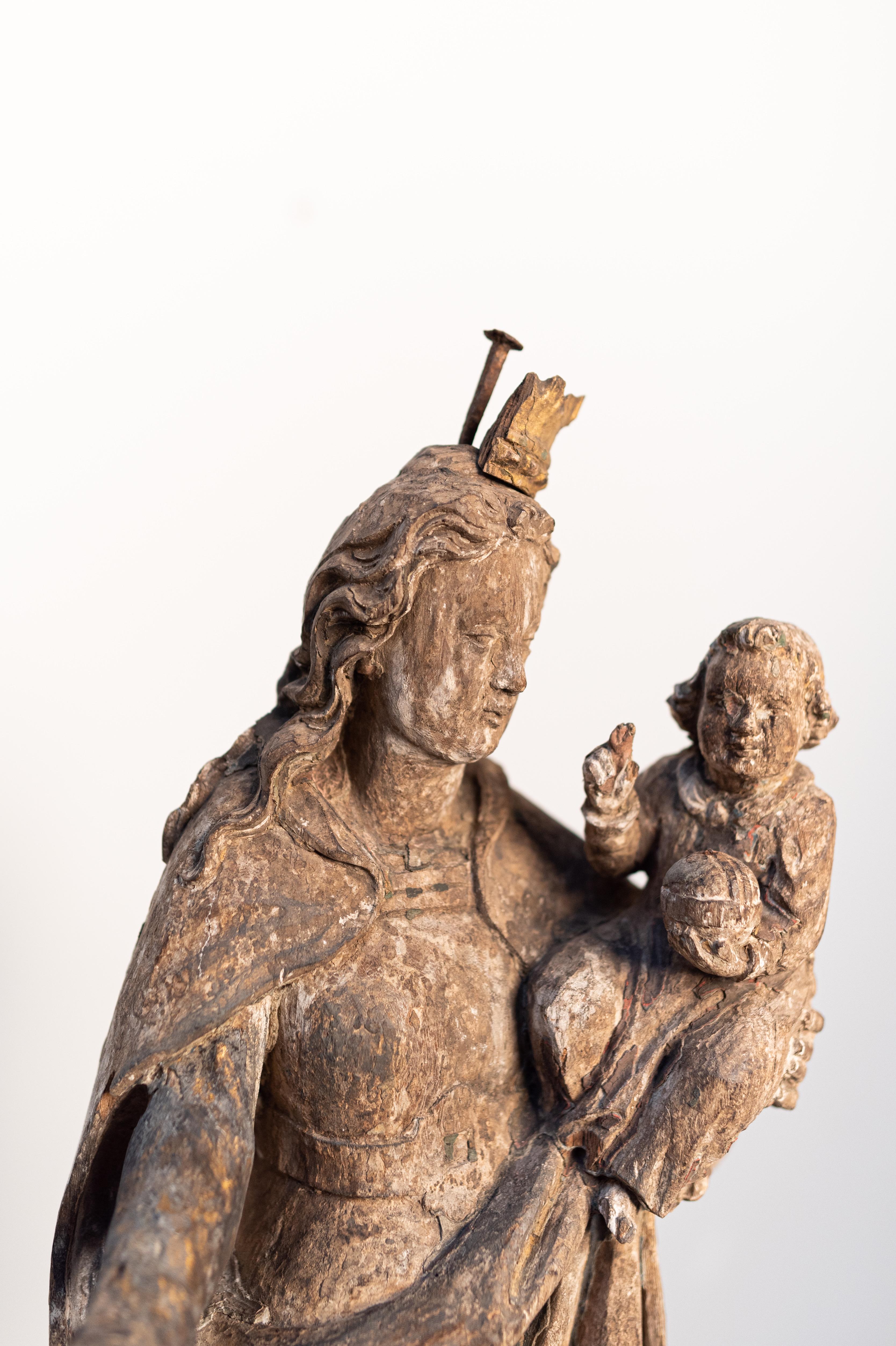 Sculpté à la main Statue européenne de la Vierge Marie en bois polychrome sculptée à la main au XVIe siècle en vente