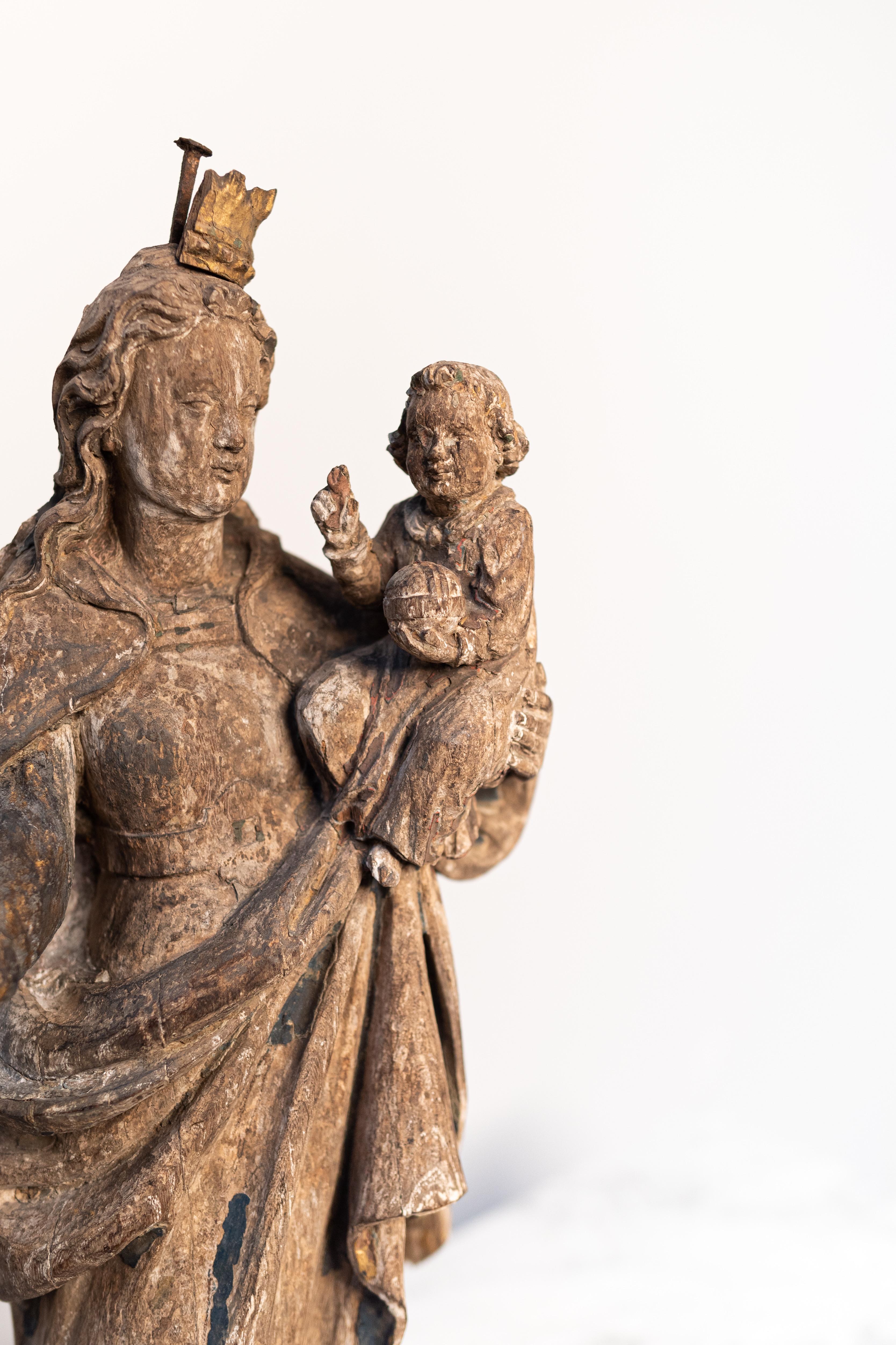 Statue européenne de la Vierge Marie en bois polychrome sculptée à la main au XVIe siècle Abîmé - En vente à Oostende, BE