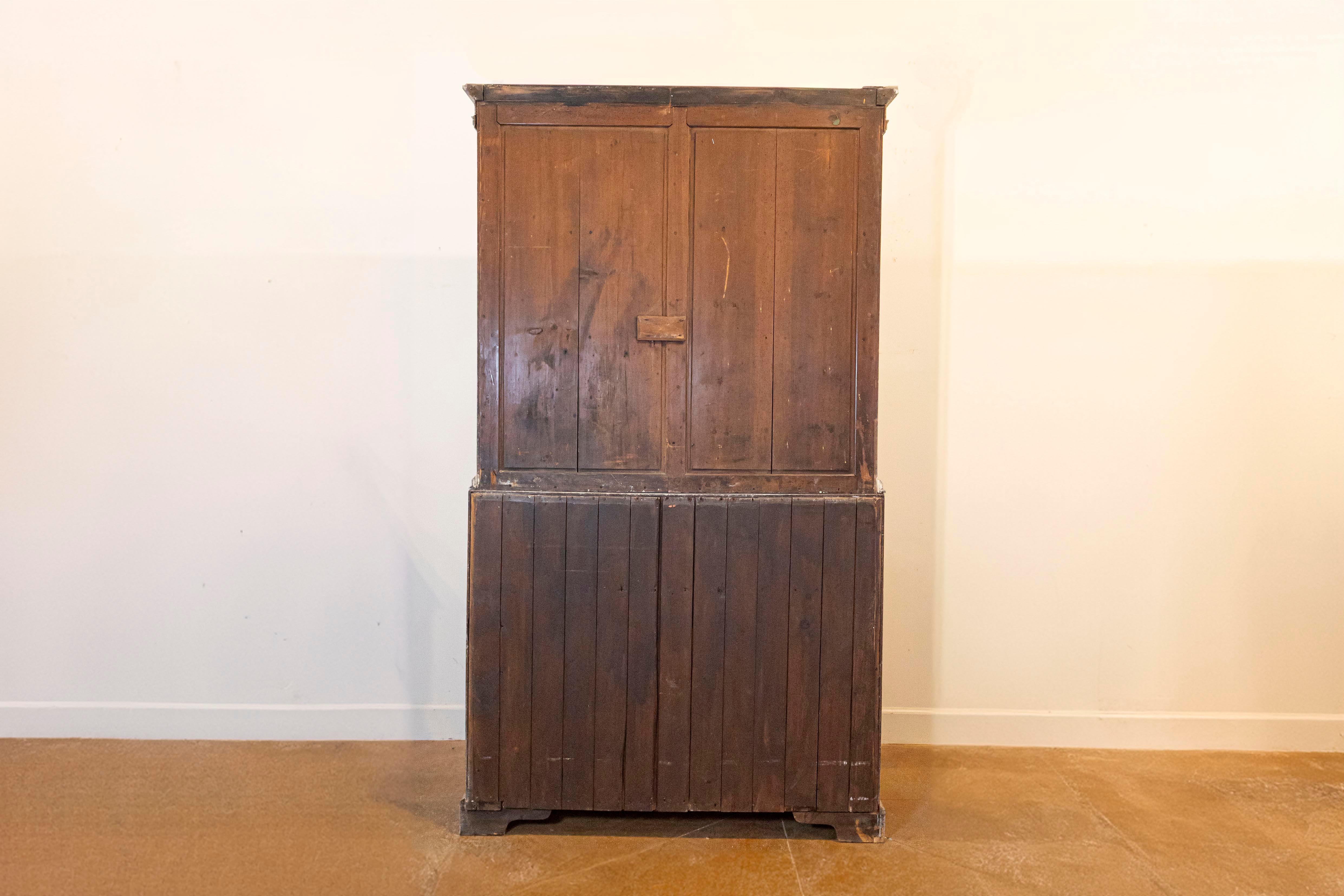 Secretaria europea de madera pintada en dos partes del siglo XIX con escritorio de frente inclinado en venta 4