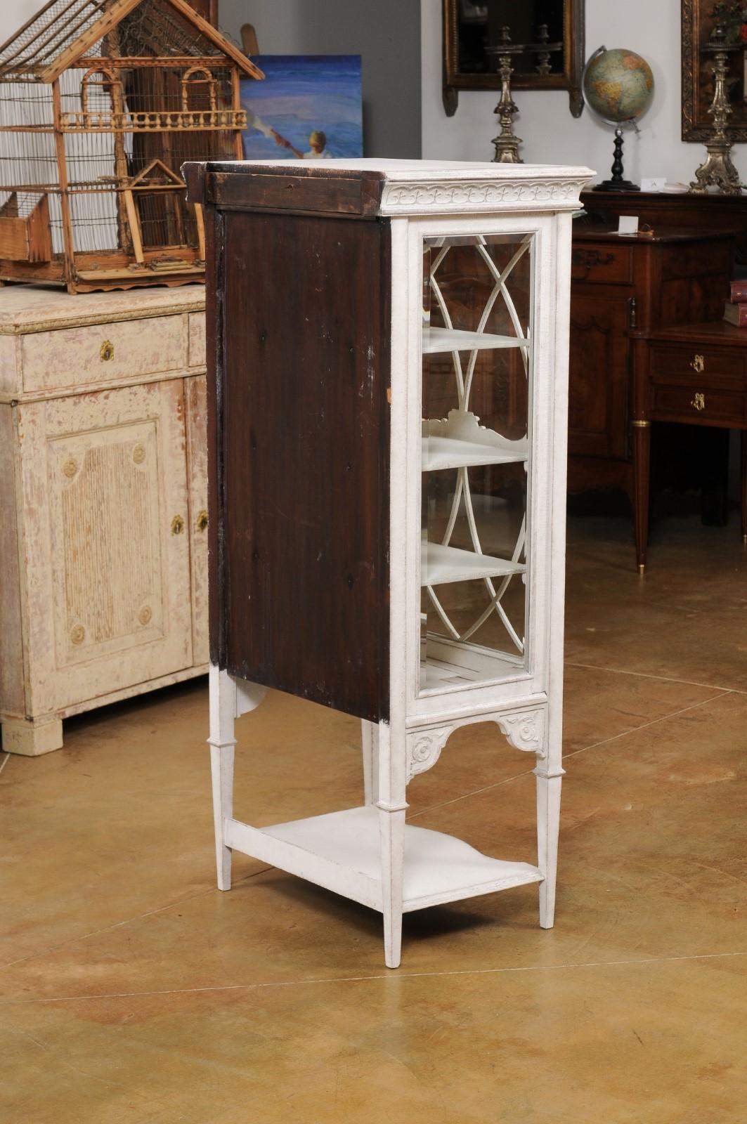 European 1890s Painted Vitrine Cabinet with Glass Door and Richly Carved Décor For Sale 6