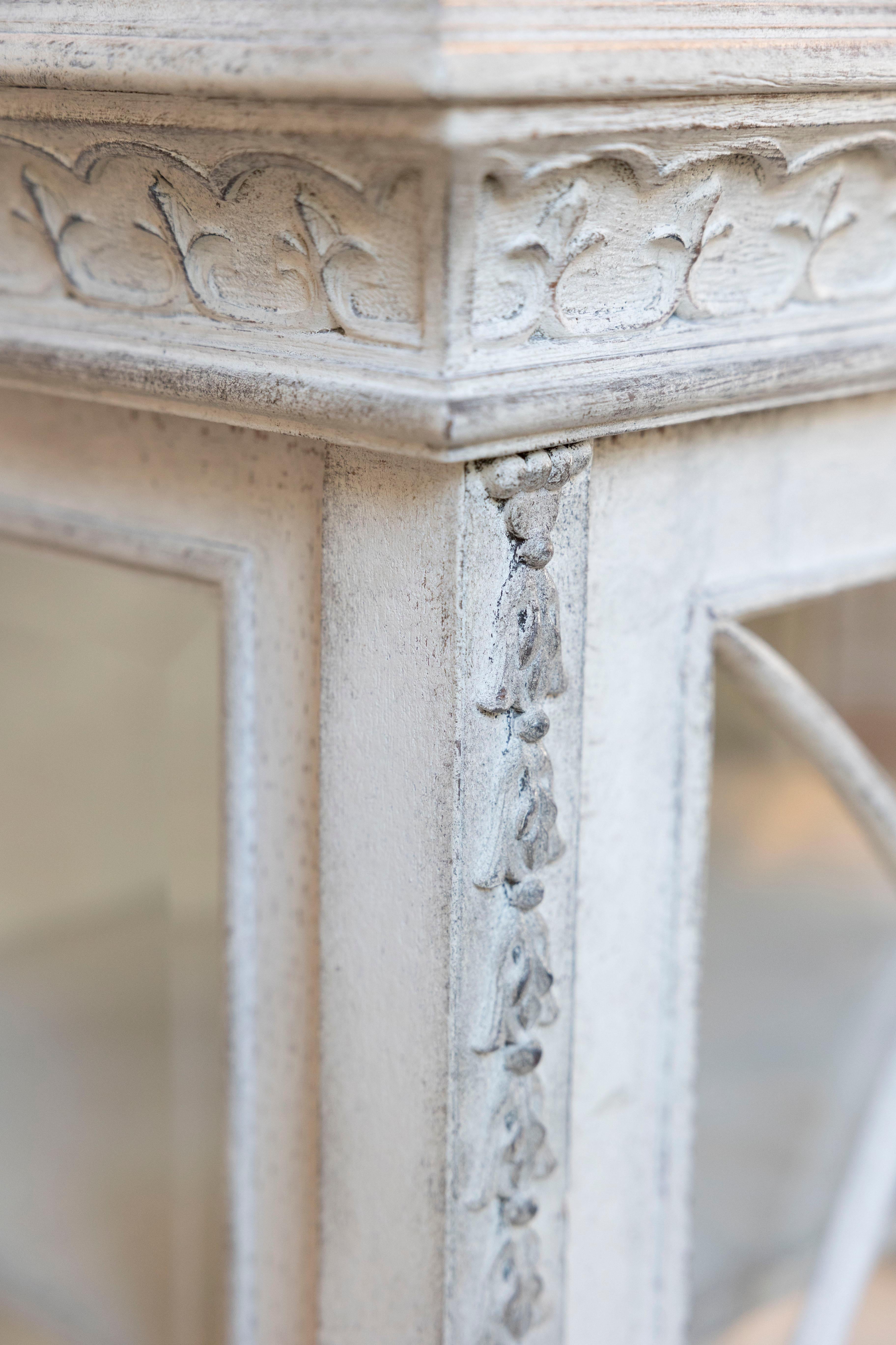 Vitrina Europea Pintada de 1890 con Puerta de Cristal y Decoración Ricamente Tallada en venta 3