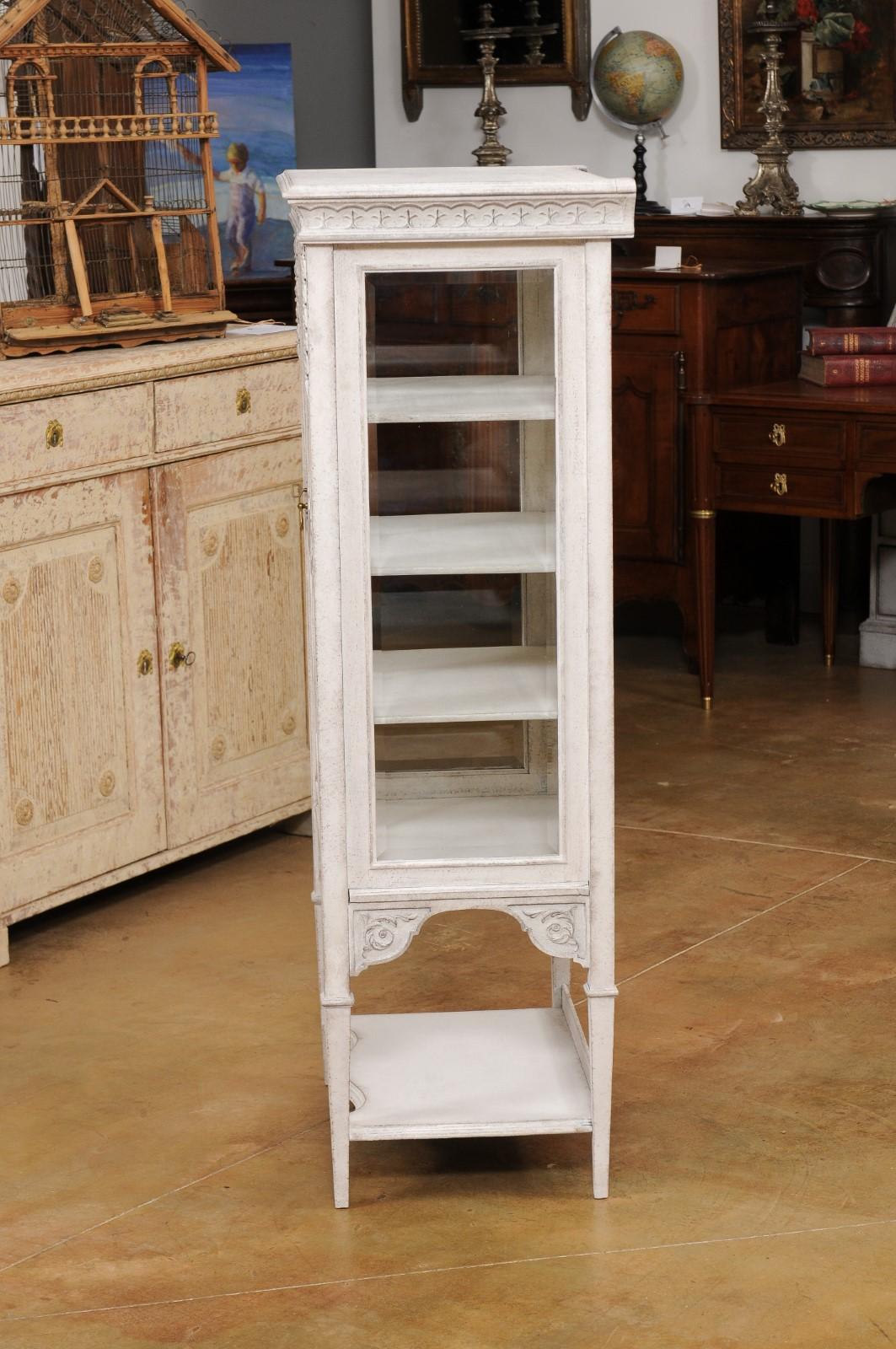 European 1890s Painted Vitrine Cabinet with Glass Door and Richly Carved Décor For Sale 8