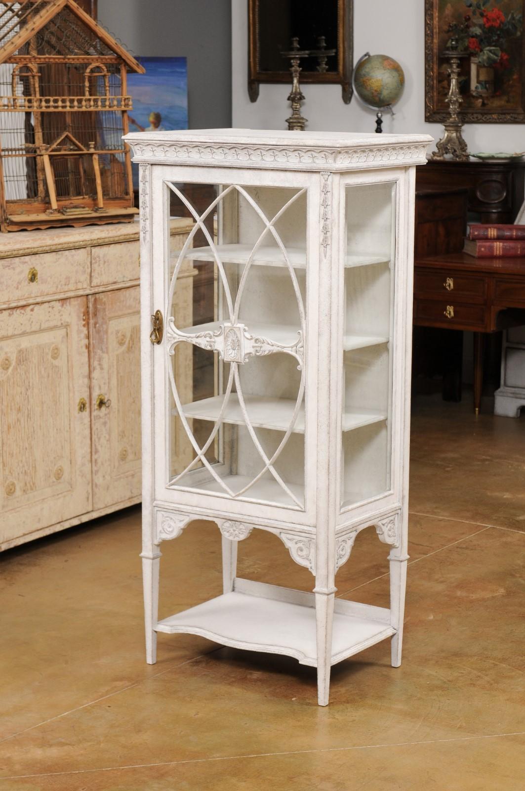 European 1890s Painted Vitrine Cabinet with Glass Door and Richly Carved Décor For Sale 9