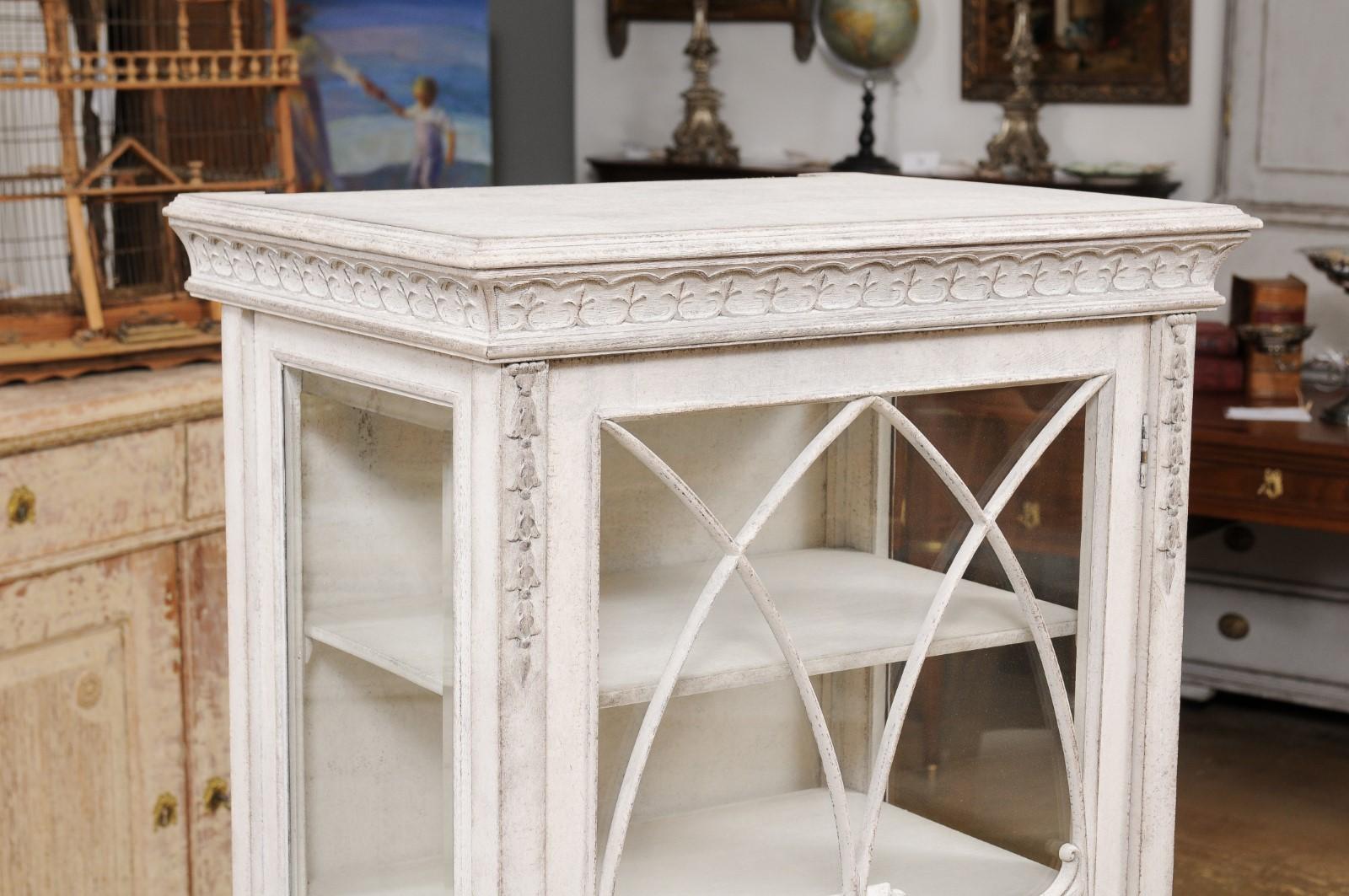 European 1890s Painted Vitrine Cabinet with Glass Door and Richly Carved Décor For Sale 1