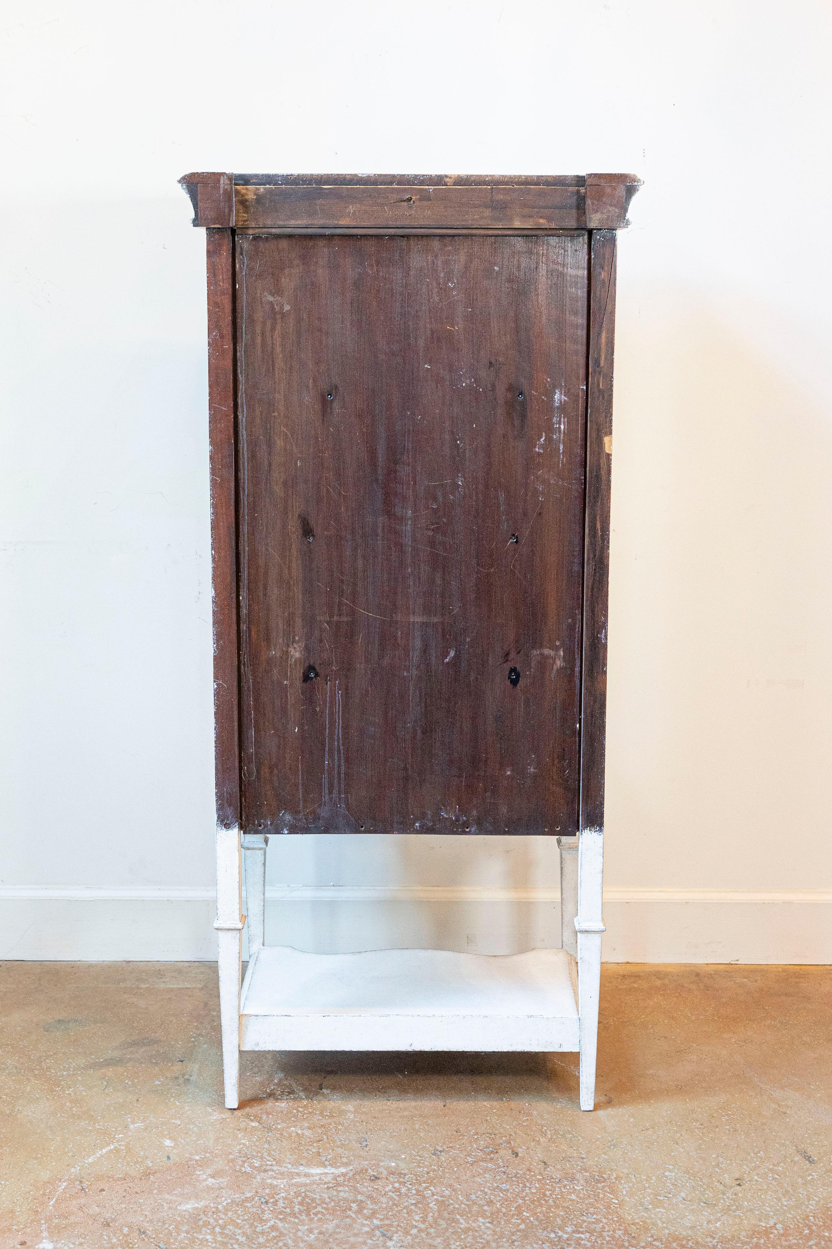 Vitrina Europea Pintada de 1890 con Puerta de Cristal y Decoración Ricamente Tallada siglo XIX en venta