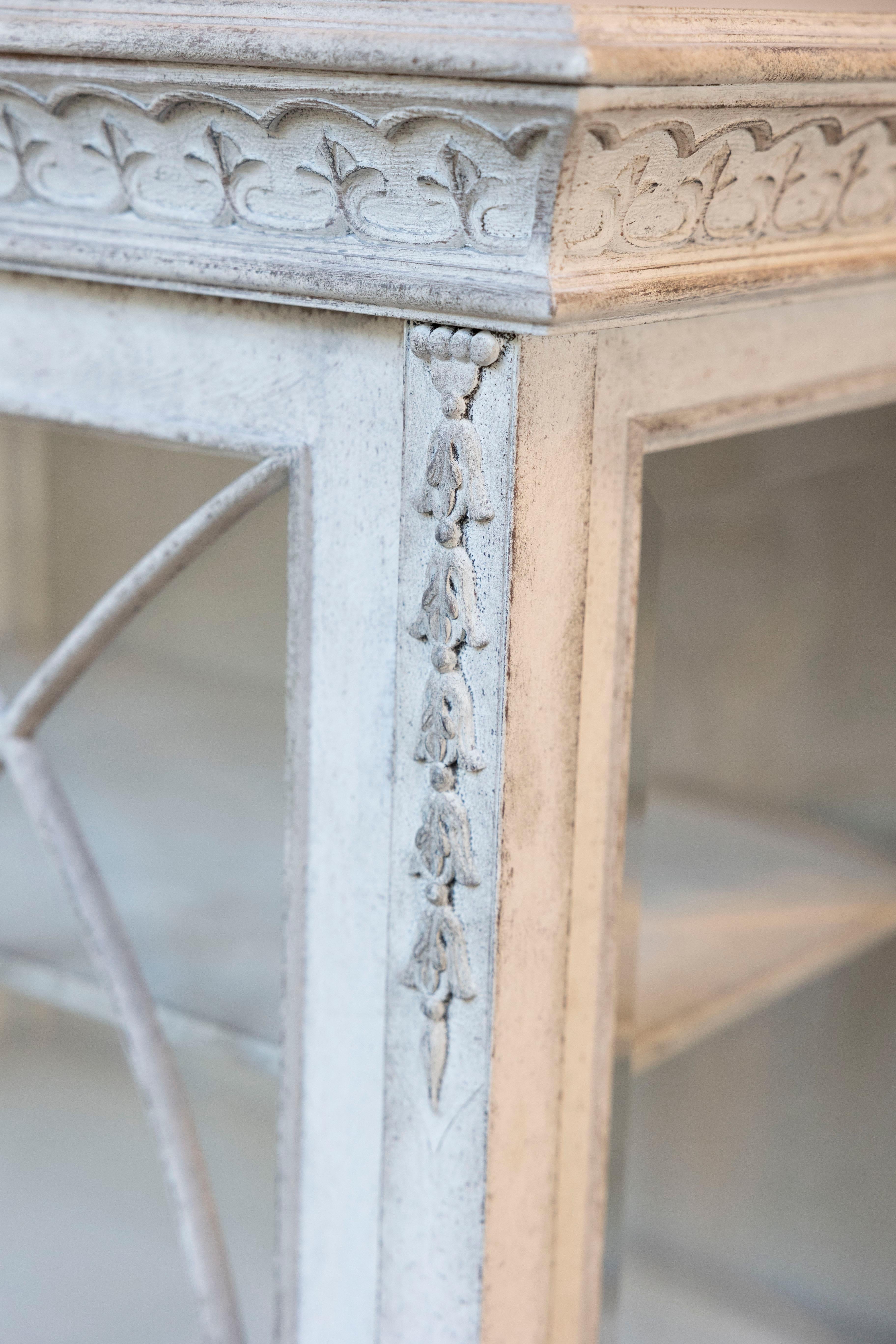 Vitrina Europea Pintada de 1890 con Puerta de Cristal y Decoración Ricamente Tallada Vidrio en venta