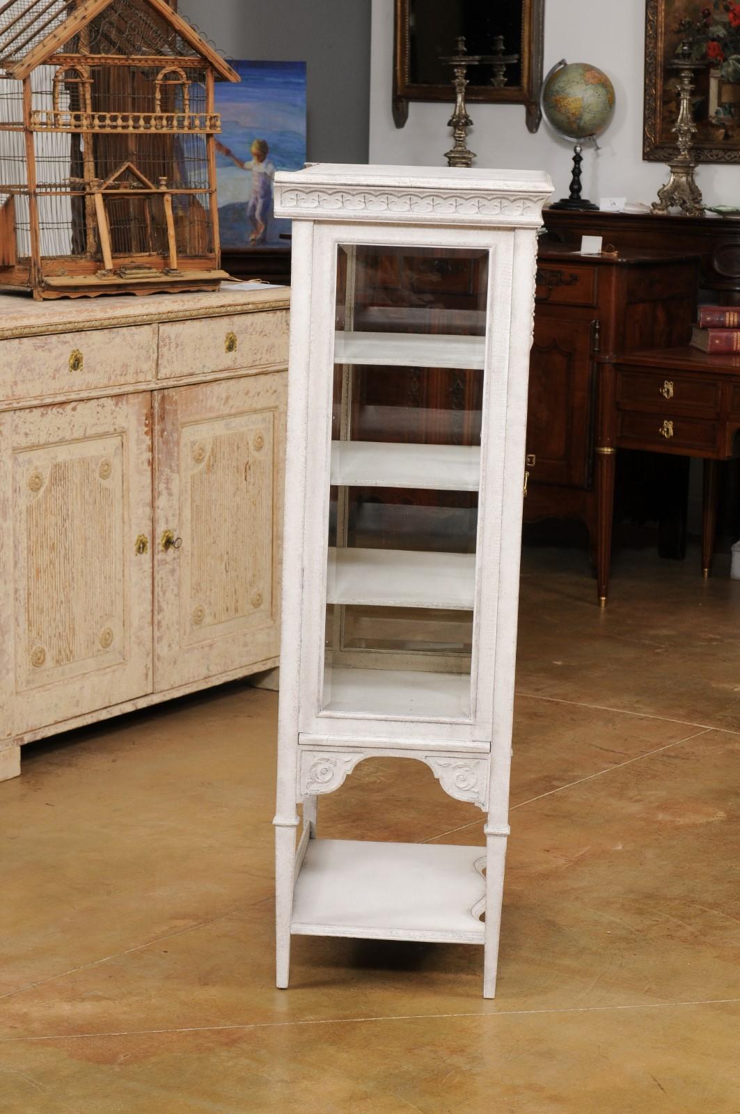 European 1890s Painted Vitrine Cabinet with Glass Door and Richly Carved Décor For Sale 5