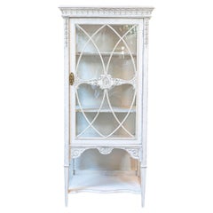 Europäischer bemalter Vitrinenschrank aus den 1890er Jahren mit Glastür und reichem Schnitzdekor