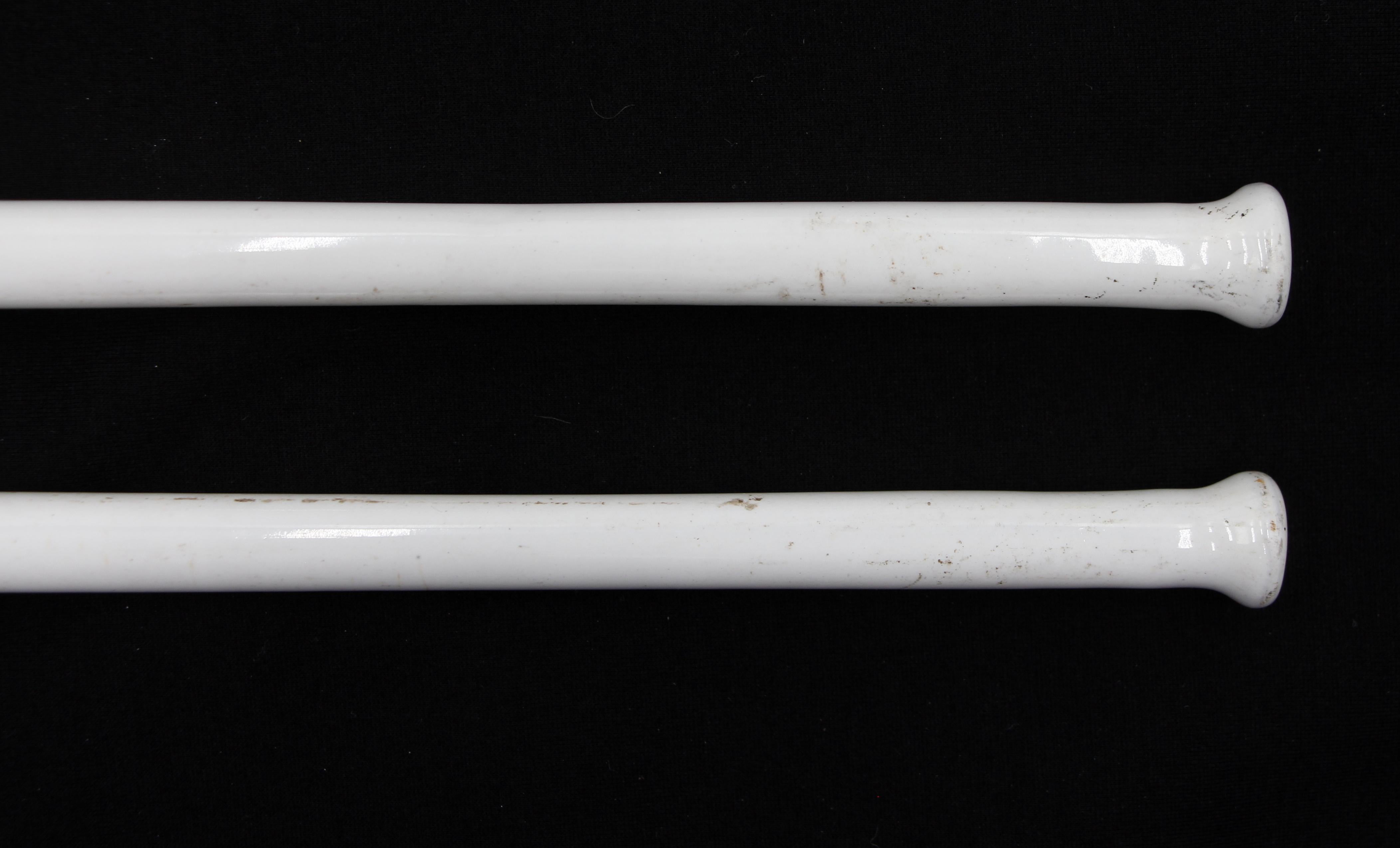 European 19 in. White Swing Double Arm Towel Rack Europeo en venta