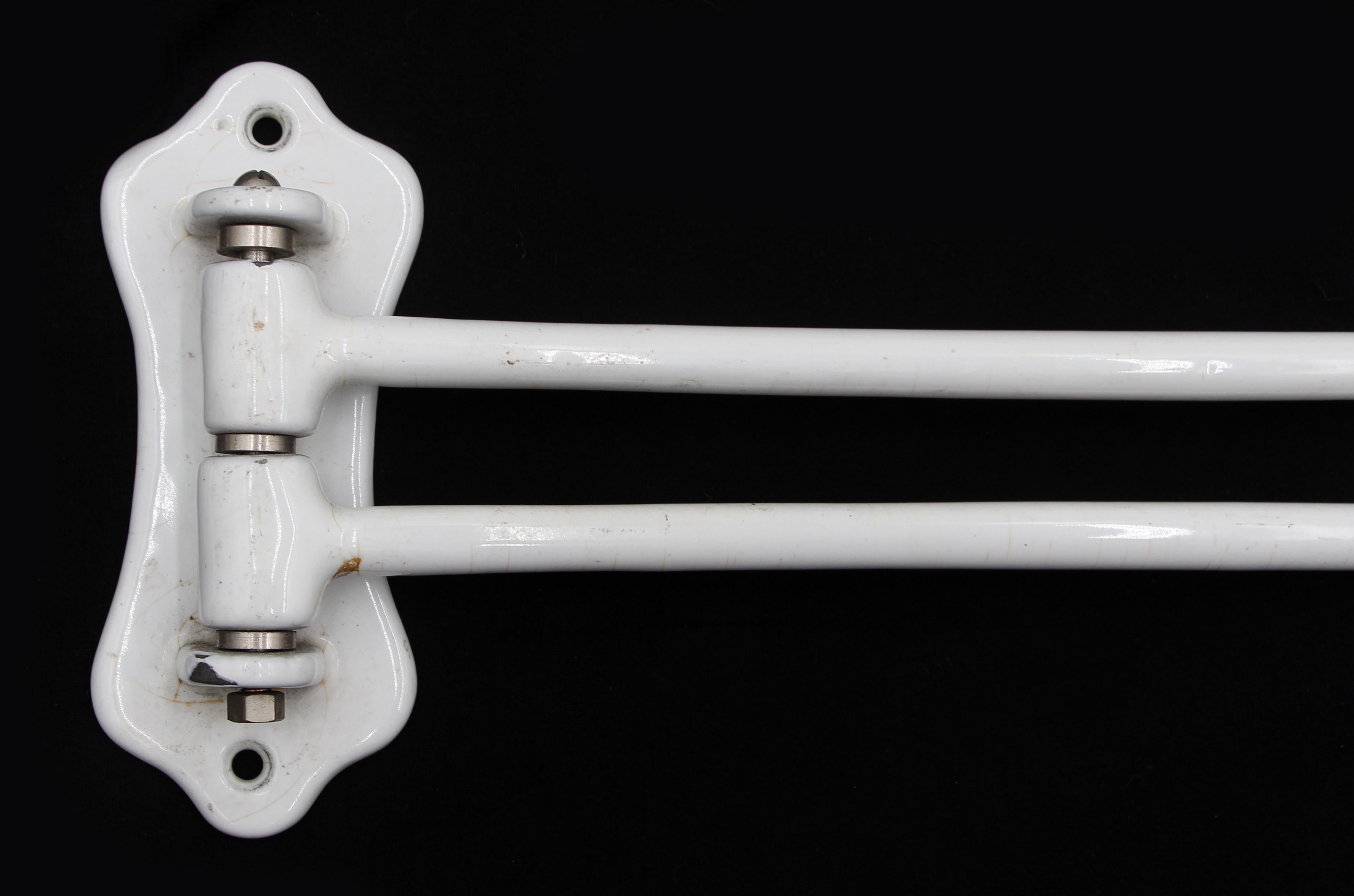 European 19 in. White Swing Double Arm Towel Rack Vaciado en venta