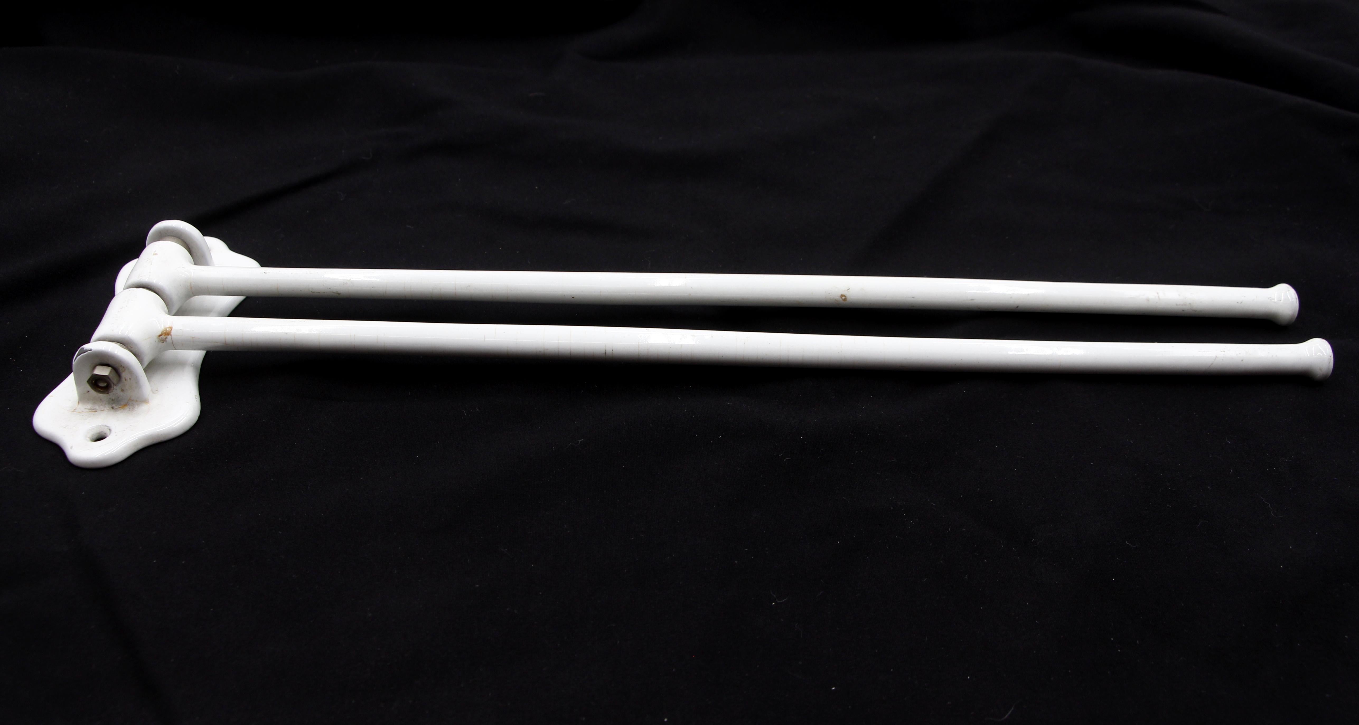 European 19 in. White Swing Double Arm Towel Rack en Bueno estado para la venta en New York, NY