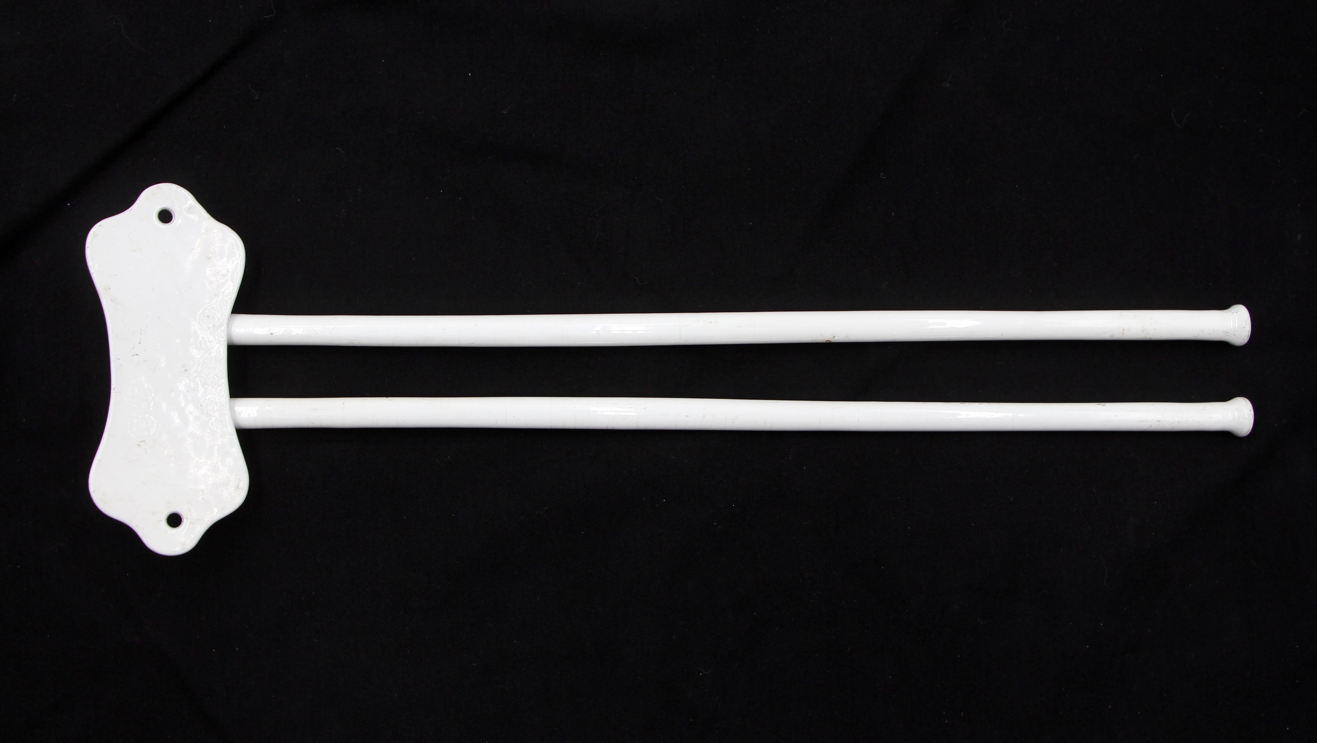 European 19 in. White Swing Double Arm Towel Rack siglo XX en venta