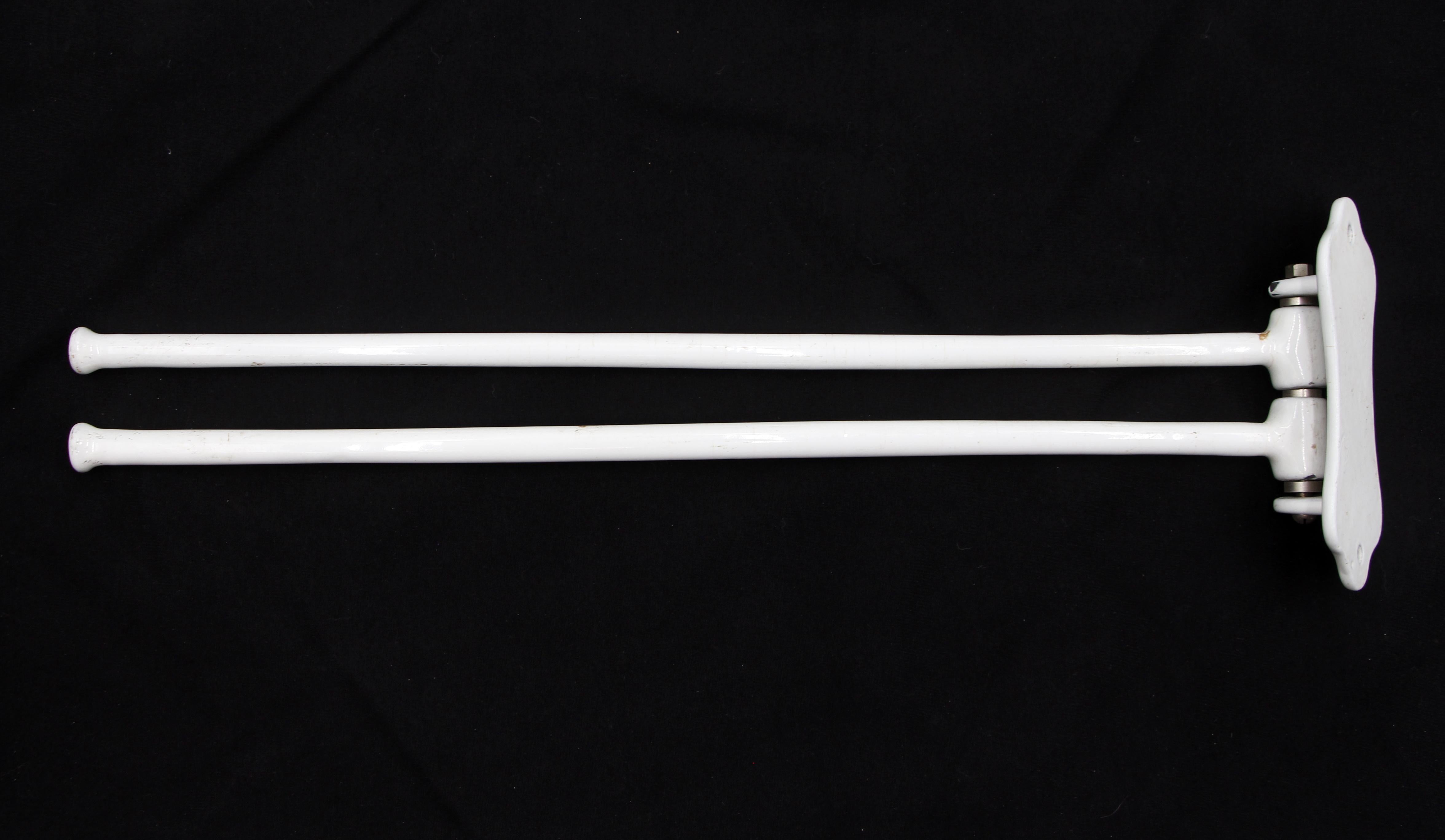 European 19 in. White Swing Double Arm Towel Rack Esmalte en venta