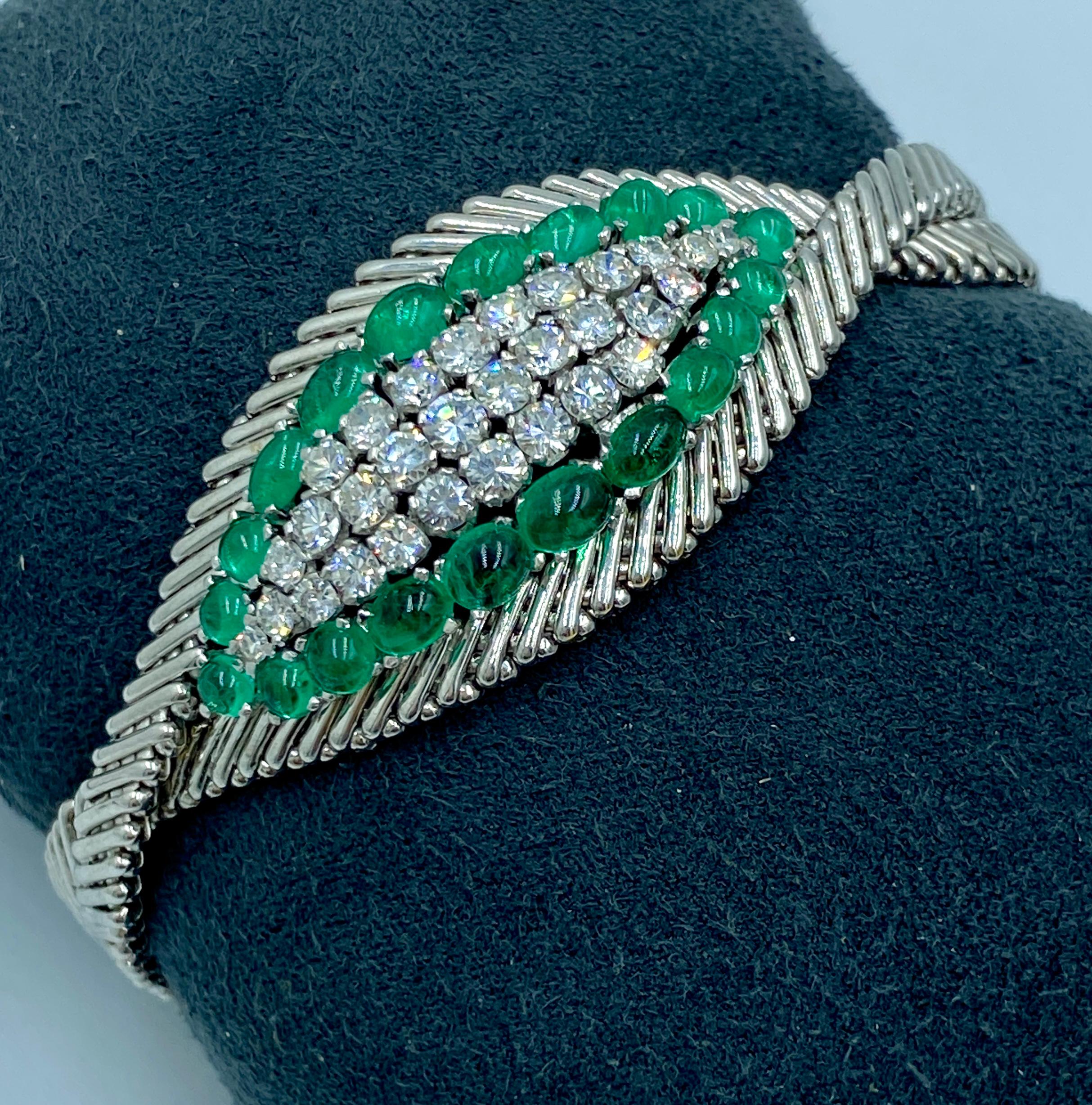 Ce magnifique bracelet européen des années 1960 en or 18k est composé d'environ 4 carats d'émeraudes colombiennes cabochon et de 3 carats de diamants ronds. La circonférence du bracelet mesure 18 cm tandis que la partie la plus large du bracelet est