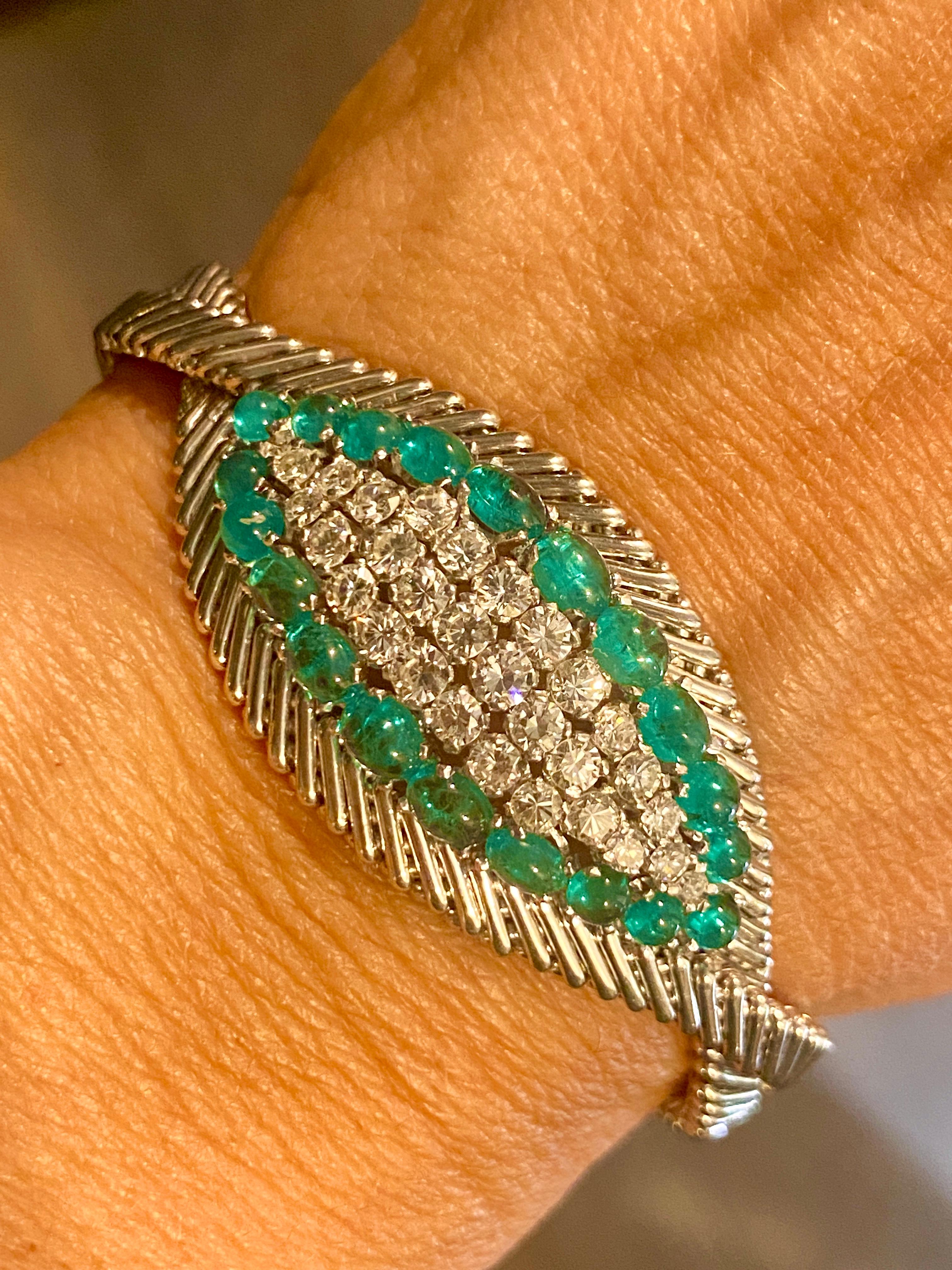 Taille cabochon Bracelet européen des années 1960 en or 18 carats, émeraudes de Colombie et diamants en vente