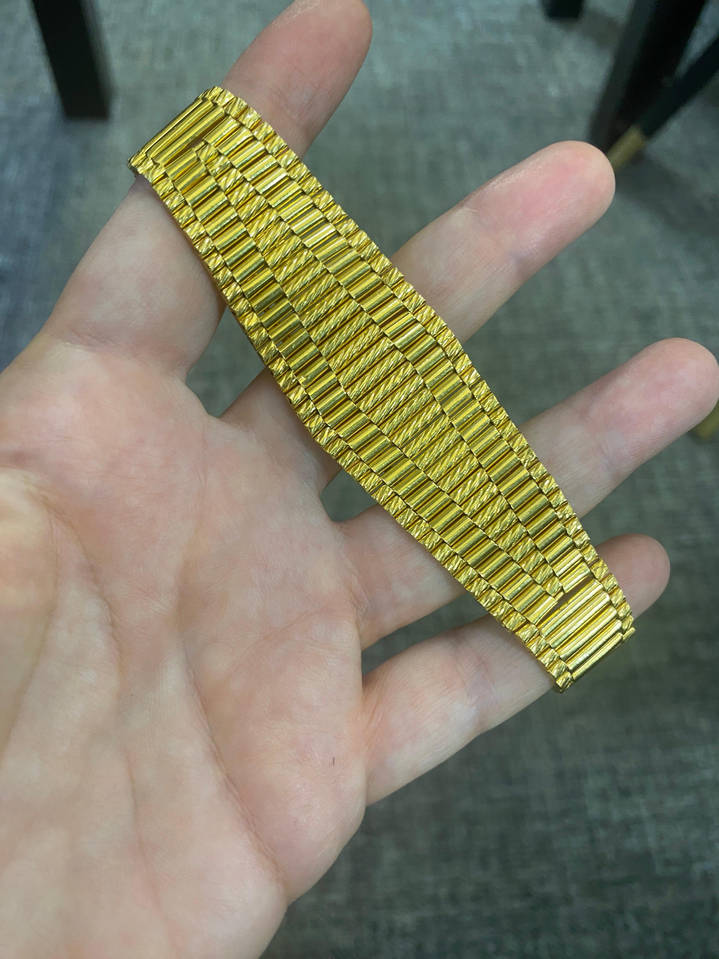 European 1960s 22 carat gold channel bracelet In Excellent Condition For Sale In London, GB