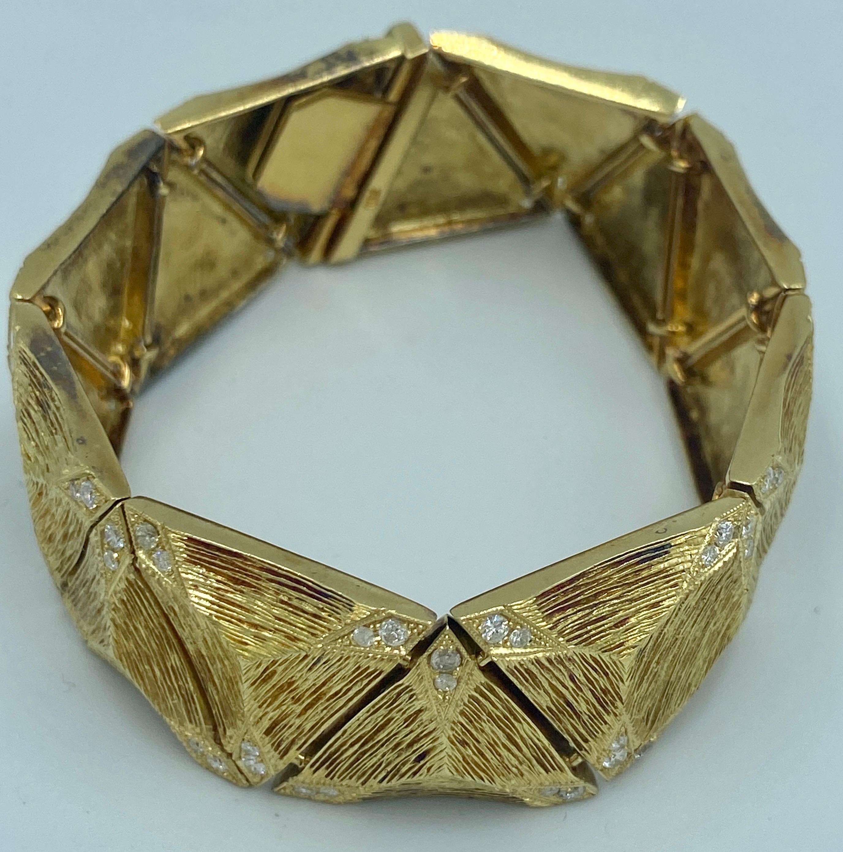European 1970s hand engraved 18k gold and diamond bracelet For Sale 1