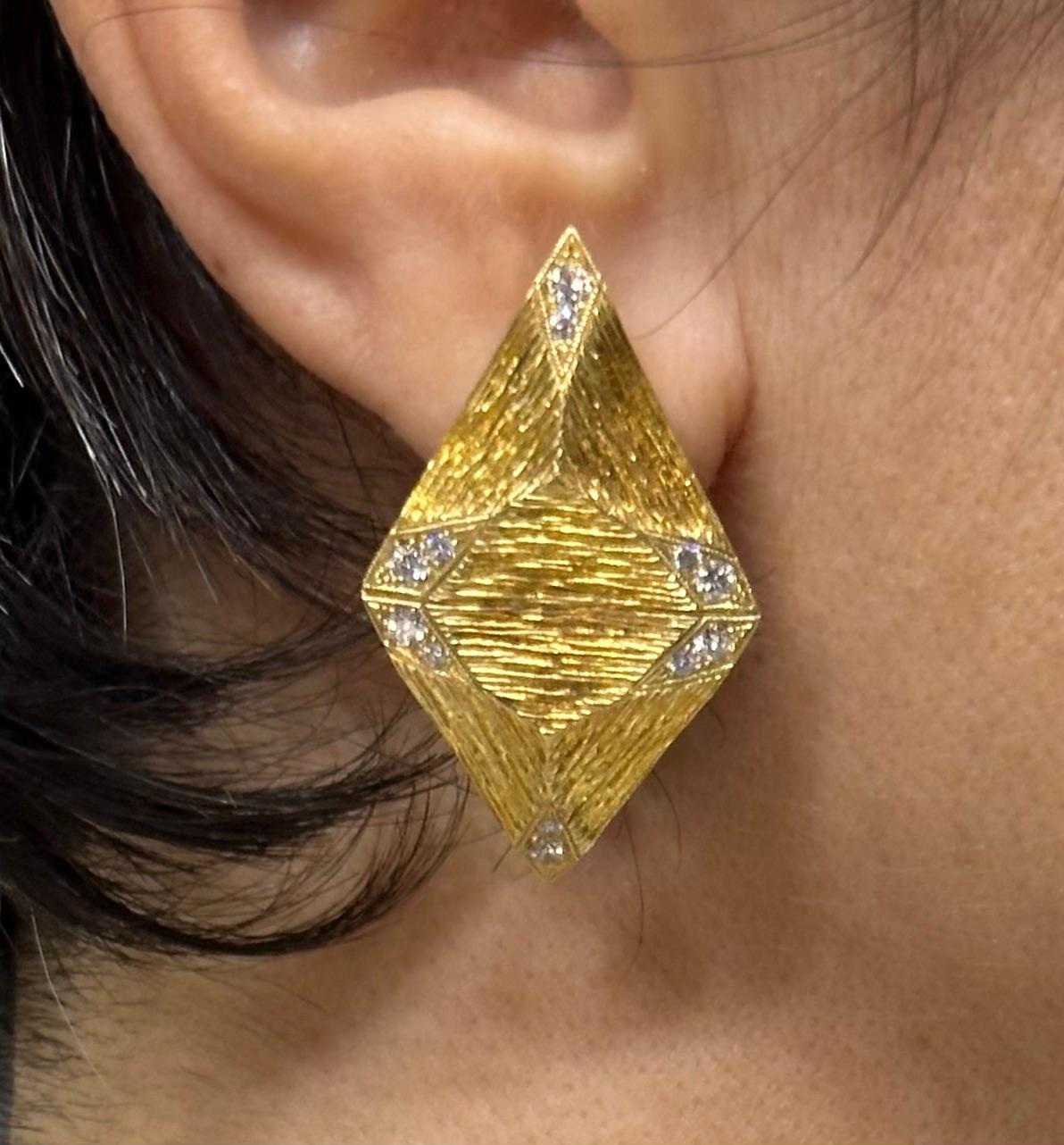 Contemporain Boucles d'oreilles européennes des années 1970 en or 18k et diamants gravés à la main en vente