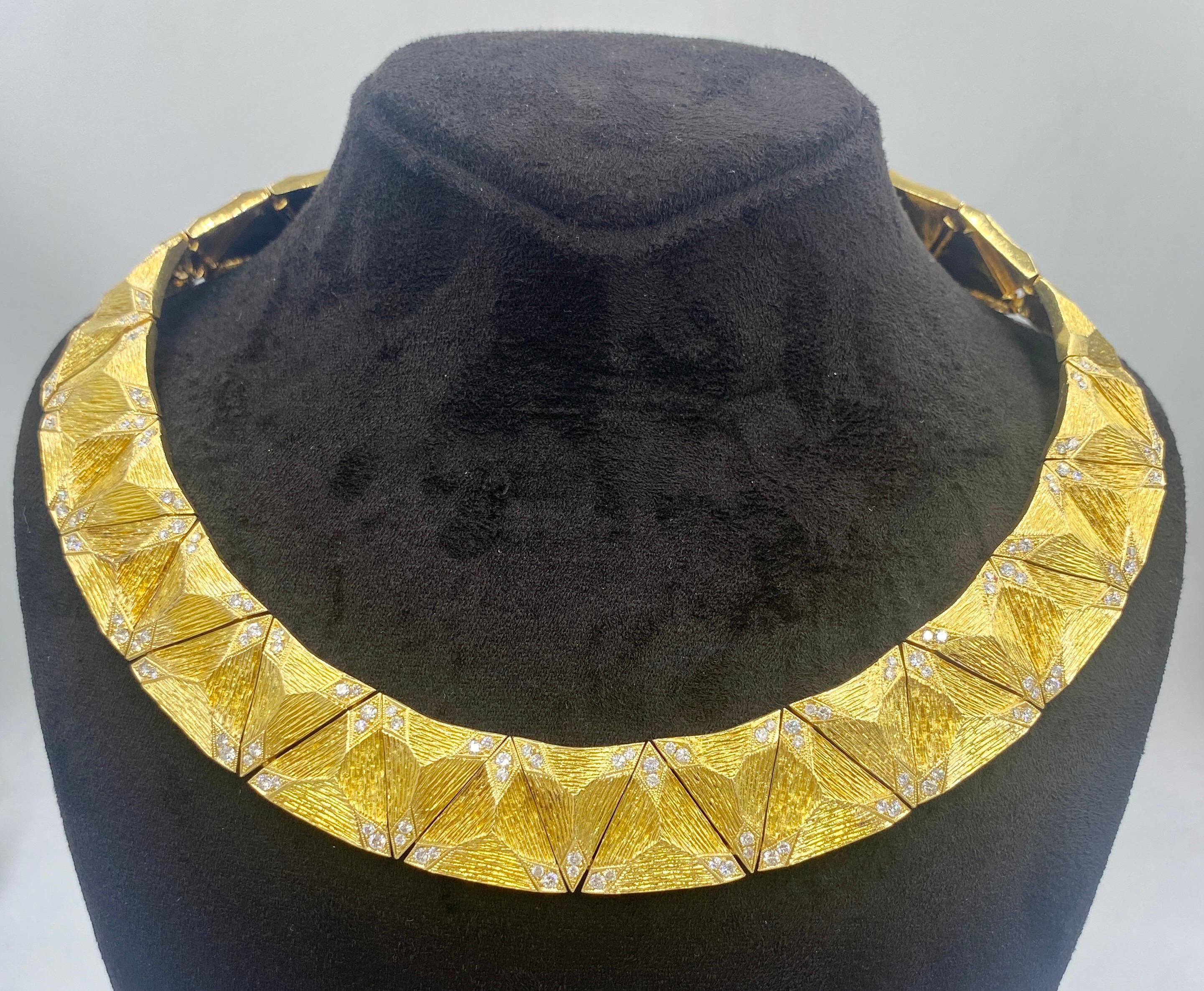 Diese bemerkenswerte Halskette aus 18-karätigem Gold der 1970er Jahre ist komplett handgefertigt und handgraviert. Die Ecken jedes dreieckigen Teils sind mit kleinen Diamanten besetzt, die das Funkeln des Kropfbandes noch verstärken. Obwohl es ein