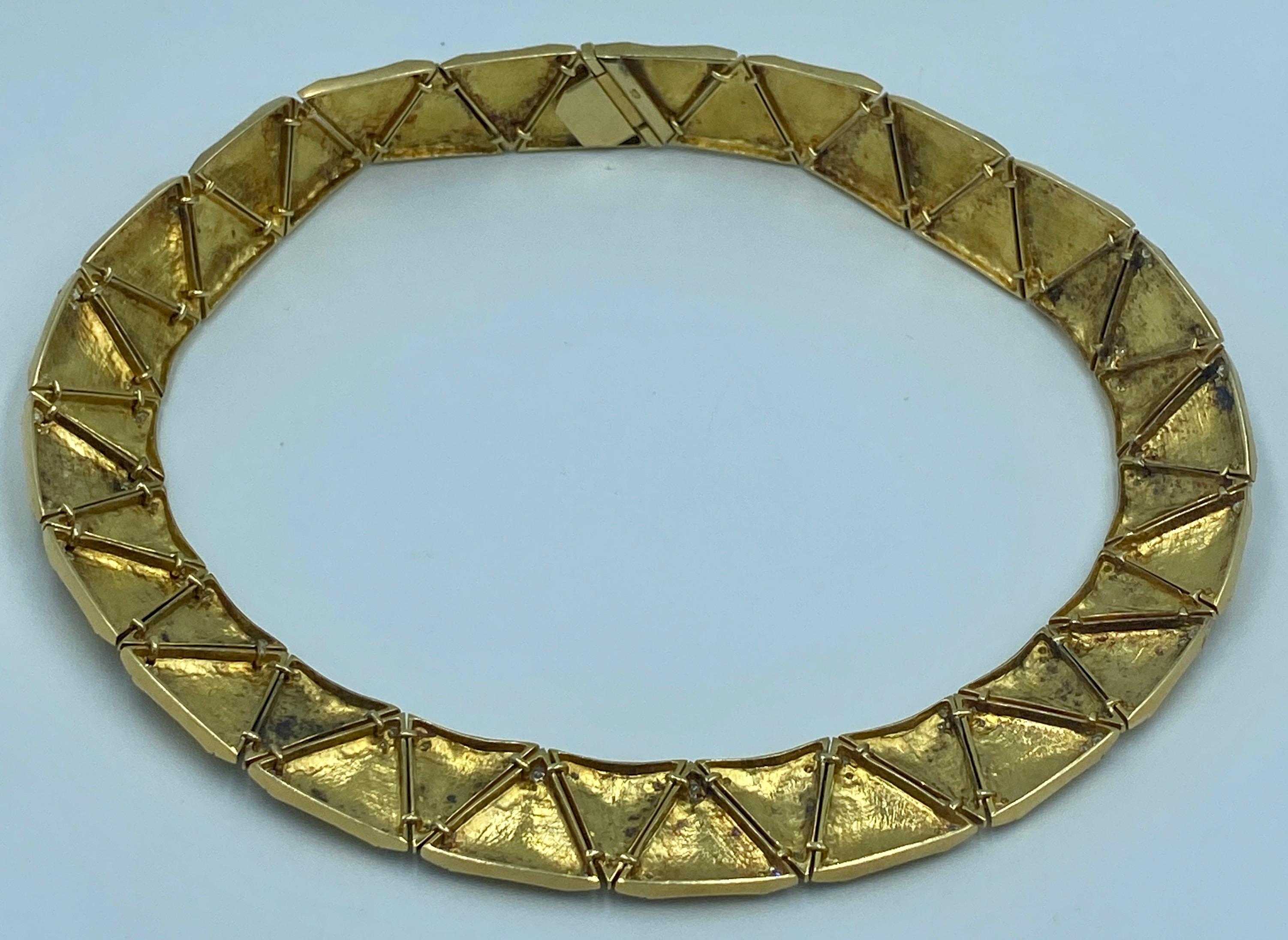 Europäische 1970er Jahre handgravierte 18k Gold und Diamant Halskette Damen im Angebot