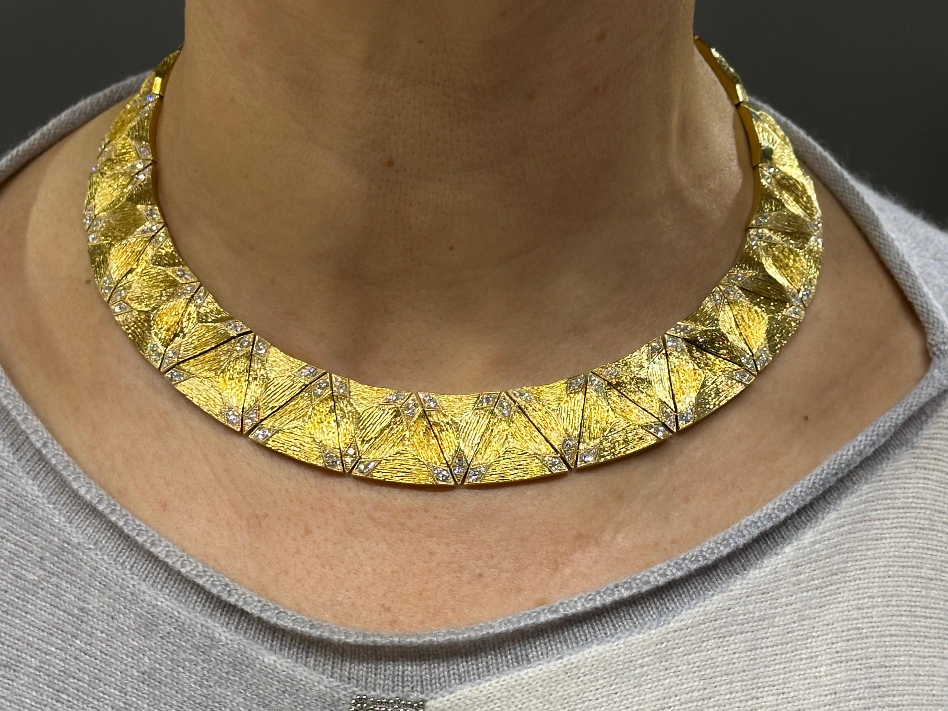 Europäische 1970er Jahre handgravierte 18k Gold und Diamant Halskette im Angebot 1